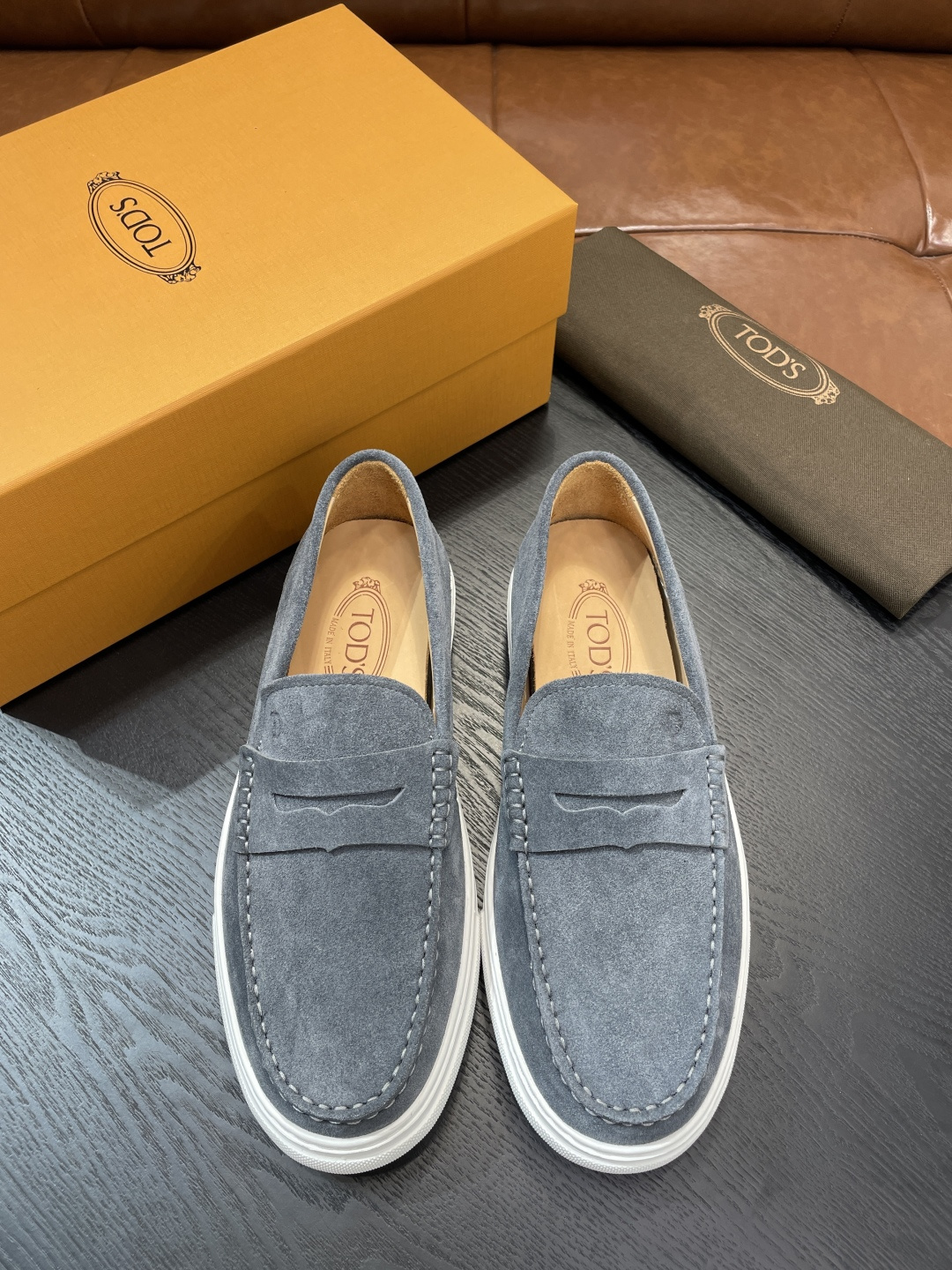 NO:354871,TOD'S Todds, this sports and casual shoes are made of smooth leather, with T-letter logo on the tongue. Sport shoes. White shoes. Original purchase and development. Made the same as Xiao Zhan. Xiaohongshu grass series. The toe, heel and sole are decorated with doodles. Gommino, which cleverly blends classic and modern sports styles. The bright and high-saturated color matching is perfectly interpreted. It combines traditional craftsmanship and innovative design, and the co-branded style to interpret the most representative Italian lifestyle. The delivery counter is exquisitely packaged. Fabric: Original custom imported top layer cowhide Inner: Soft imported water dyed cowhide Sole: Original open mold-proof lightweight IP material Size: 39-45, 38.46 Custom made, Tod's, sneakers, cowhide19860909TOD'S托德斯 ,本款运动休闲鞋以光滑皮革制成,鞋舌上饰以T字母标识休闲 运动鞋 小白鞋,原版购入开发 做货 肖战同款 小红书种草系列 鞋头、后跟、鞋底缀以豆豆 Gommino,令经典与现代运动风巧妙融合,鲜艳及高饱和的色彩搭配完美演绎,糅合传统工艺与创新设计,联名款式,演绎最具代表性的意大利生活风尚.配送专柜精美包装 面料 : 原版定制进口头层牛皮 内里 : 柔软进口水染牛皮里 鞋底 : 原版开模防滑轻质IP材质 Size : 39-45,38.46订做 批,,Tod's,sneakers,cowhide,Men's shoes