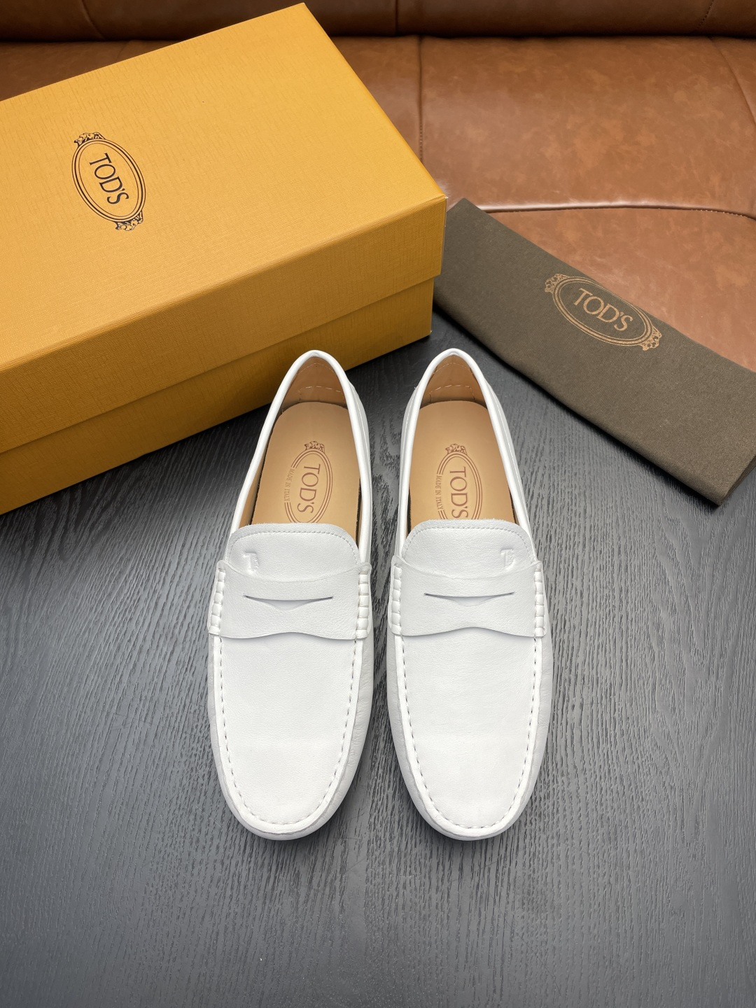 NO:347809,TODS Toddsborn loafers are made of delicate calfskin, with selected cowhide inner lining, embellished with brand logo, special craft woven graphics in the circumference strip, rubber bean sole and heel are also embellished with rubber beans, casual and versatile, and are evergreen styles in the shoe cabinet. Size 39-44, 38, 45 customized. Buy, Tod's, loafers, cowhide19860909TODS托德斯本款乐福鞋以细腻小牛皮制成,精选牛皮内里,点缀带品牌标识,围条特殊工艺编织图形,橡胶豆豆鞋底,后跟也点缀橡胶豆豆,休闲百搭,是鞋柜常青款.码数39-44,38,45订做 批,,Tod's,loafers,cowhide,Men's shoes