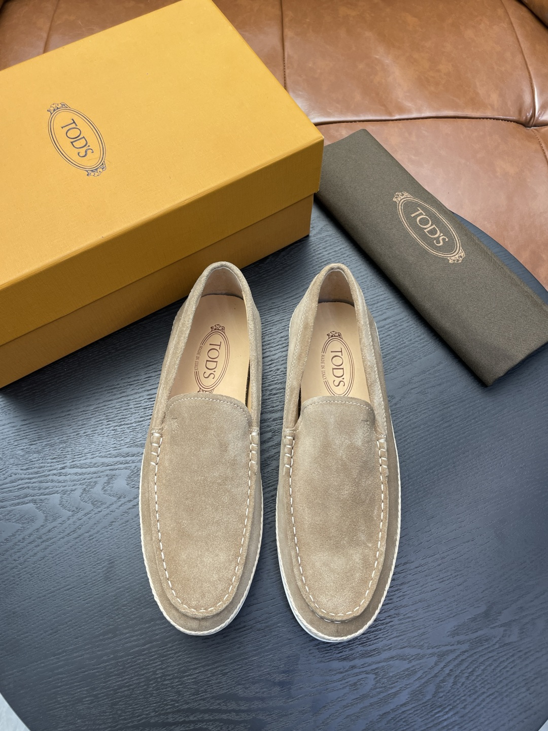 NO:779882,[Tod's Tods] Size 39-44 (customized at 38.45.46) TODS Tods slip-on shoes are made of velvety suede leather, with Tod's letter trademark printing, exposed stitching design, and the sole is equipped with woven raffia piping and rubber pebbles. Tod's men's slip-on shoes· suede leather upper, Tod's  Letter logo print, heel decorated with rubber pebbles, leather insole, removable insole, rubber pebble non-slip and wear-resistant sole, easy to interpret urban elegance, casual and versatile, evergreen shoe cabinet, worth having. Made in Italy. This pair of Tod's loafers is made of velvet-like suede, featuring the Tod's letter logo print and stitch exposed design. The sole is equipped with a woven raffia trim and rubber pebbles. Tod's men's  loafers have a suede upper, a Tod's letter logo print, rubber pebbles embellishing the heel, a leather insole, a removable shoe pad, and a rubber pebble sole that is slip-resistant and wear-resistant. It effortlessly showcases urban elegance, is versatile for casual wear, and is a classic staple in your shoe cabinet that is definitely worth having. Sizes range from 39 to 45. Sizes 38 and 46 can be custom-made. Made  in Italy.,,louis vuitton,Tod's,tom ford,versace19860909【Tod's 托德斯】 Size 39-44(38.45.46订做) TODS托德斯本款便鞋以丝绒般的翻绒革制成,搭配Tod's字母商标印花、外露缝线设计,鞋底设有编织拉菲草嵌边和橡胶豆豆.Tod's男士便鞋·翻绒革鞋面,Tod's 字母商标印花,后跟点缀橡胶豆豆,皮革内底,可拆卸鞋垫,橡胶豆豆防滑耐磨鞋底,轻松演绎都市优雅品味,休闲百搭,鞋柜常青款,值得拥有.意大利制造. This pair of Tod's loafers is made of velvet-like suede, featuring the Tod's letter logo print and exposed stitching design. The sole is equipped with a woven raffia trim and rubber pebbles. Tod's men's loafers have a suede upper, a Tod's letter logo print, rubber pebbles embellishing the heel, a leather insole, a removable shoe pad, and a rubber pebble sole that is slip-resistant and wear-resistant. It effortlessly showcases urban elegance, is versatile for casual wear, and is a classic staple in your shoe cabinet that is definitely worth having. Sizes range from 39 to 45. Sizes 38 and 46 can be custom-made. Made in Italy.,,louis vuitton,Tod's,tom ford,versace,Men's shoes