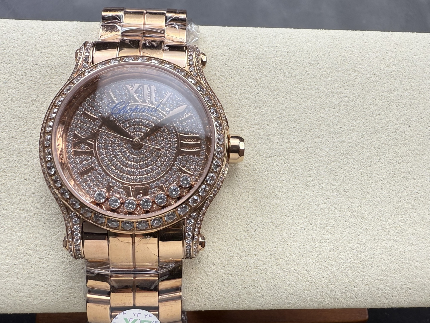 NO:384699,YF-New Product Full Diamond Happy Diamond 36mm The latest Star original with American Crocodile strap and 2892 movement Chopard (HAPPY DIAMONDS) is the best-selling series of Chopard has always interpreted the concept of Chopard's iconic agile diamonds in delicate ways. This series of works is soft and fashionable. It is said that men wear the world of all countries and women wear Chopard, and it has a good meaning of gold (in) and diamonds (earning). The diamond balls in the dial can slide freely and rotate, and the time comes to run. The fortune is rolling, which makes every woman amazed the world with the most charming shape. The Chopard Happy Diamond series brought to you this time The Chopard Happy Diamond series brought to you this time is the most representative watch of Chopin. The most distinctive laminated glass 7 diamonds produce spins like a dance. It can be said to be a blessing on women's watches  A classic watch home with the exception of blue balloons. This Happy Sport stainless steel watch is stylish and gentle. The iconic movable diamond dances happily, with a smooth shape, a dynamic case and a modern silver dial that perfectly reflect Chopard's interpretation of casual style. Without full confidence, I will never recommend it to you. A real heavyweight product. The raw materials, the original assembly factory and other aspects can only be achieved. I have always wanted to give everyone the best watch. This cycle takes more than half a year. This batch, iwc, chocolate19860909YF-新品 满钻 快乐钻36mm 最新款满天星原装搭配美洲鳄鱼表带 搭配2892机芯 萧邦（HAPPY DIAMONDS）作为萧邦最畅销的系列一直以细腻的手法诠释萧邦标志性灵动钻石的概念,此系列作品柔美而时尚,都说男戴万国女戴萧邦 有金（进）有钻（赚）寓意也很好.表盘内的钻石滚珠可自由滑行转动,时来运转 财运滚滚,让每一位女性都以最迷人的造型惊艳世人. 这次给大家带来的萧邦快乐钻系列 这次给大家带来的萧邦快乐钻系列 是肖邦旗下最具代表性的腕表 最有特色的夹层玻璃的7颗,7颗钻石产生自旋 犹如舞蹈 在女表上可以说是福音 多了一款蓝气球除外的经典腕表之家 这款Happy Sport精钢腕表时尚而温婉 标志性的活动钻石欢快舞动、流光溢彩 造型流畅、极具动感的表壳 和富有现代感的银色表盘 完美体现萧邦对休闲风格的诠释 没有十足的把握绝对不会推荐给你们 真正的重磅好货.原材 原组装厂等多个方面紧密配合才能实现 ,一直以来我都想给大家最好的腕表. 这款周期动辄就得大半年 仅此一批,,iwc,chopard,Watch