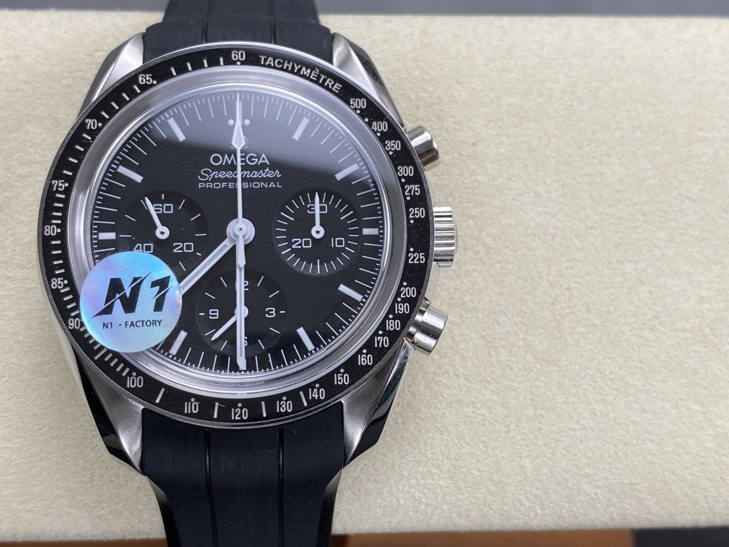 NO:881895,N1 Factory's classic inheritance, the latest masterpiece. Launched the Speedmaster Moonwatch series with the latest 5-bead strap and a bracelet with five arched segments in each row for a better wearing comfort and texture. Its shape is inspired by the asymmetric case of the fourth-generation Speedmaster watch that landed on the moon. The arched minute hand and central chronograph second hand follow the iconic pointer style of the Speedmaster 'Moonwatch'. The same 42mm case diameter as the original version with a stepped dial with a sun-ray polished effect.  The tachymeter scale on the ceramic bezel is made of OMEGA Ceragold technology and has the 'Dot Over Ninety' (DON, the dot on the scale 90 is above the number) logo of the early Speedmaster watch. It is polished and adopts a double bevel design style, and is engraved with the words 'THE FIRST WATCH WORN ON THE MOON' and 'CO-AXIAL MASTER CHRONOMETER'. You can admire it through the flat sapphire glass case back.  The beautiful operation of the 3861 Master Chronometer movement. 'N1 quality, must be a fine product',19860909N1 Factory 经典传承,最新力作.推出超霸系列月球表 搭配最新款5珠表带,每排五片拱形表节的表链带,佩戴舒适度和质感有更好体验. 其造型灵感源自登上月球的第四代超霸腕表的不对称表壳. 拱形分针和中央计时秒针沿袭了超霸“月球表”标志性的指针风格. 与原版一致42mm表壳直径搭配太阳射线打磨效果的阶梯式表盘. 陶瓷表圈上的测速刻度由OMEGA Ceragold 技术制成,并设有早期超霸表款的“Dot Over Ninety” (DON,刻度90的圆点位于数字上方) 标志.经抛光处理,采用双斜面设计风格,镌刻有“THE FIRST WATCH WORN ON THE MOON”和“CO-AXIAL MASTER CHRONOMETER”字样.透过平面蓝宝石玻璃表背,可以欣赏 3861至臻天文台机芯的运转美态. 《N1品质,必属精品》,,Watch