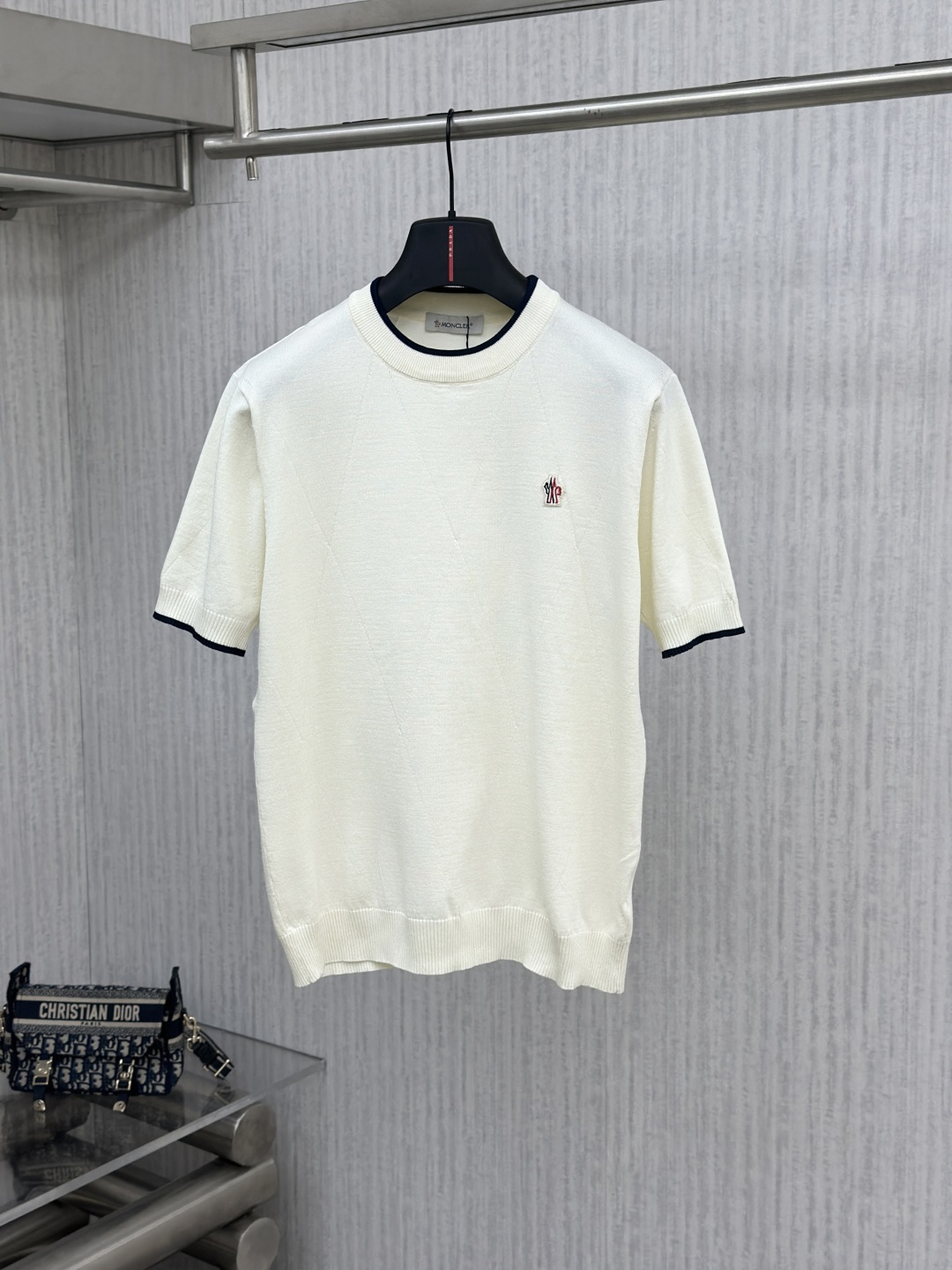 NO:949247,Moncler- 26ss new knitted short sleeves, the brand’s latest design elements!  It’s neither monotonous nor complicated, just the right amount to show off your taste!  Breathability, comfort and breathability are not a problem at all, and the unique luxury feel of the fabric presents a simple and elegant temperament!  The matching design has the brand’s unique style charm!  Standard cut design!  Every detail is in sync with high-end fashion. Size: M-3XL, T-shirt,19860909Moncler- 26ss新款针织短袖,品牌最新设计元素！既不单调也不复杂,恰到好处的展现品味！透气舒适透气根本不在话下,面料独具的高奢感呈现简约优雅气质！搭配设计极具品牌独特风格魅力！标准裁剪设计！每一处细节都是与高端时尚同步的体现 尺码:M-3XL,,T-shirt,,Men's clothing