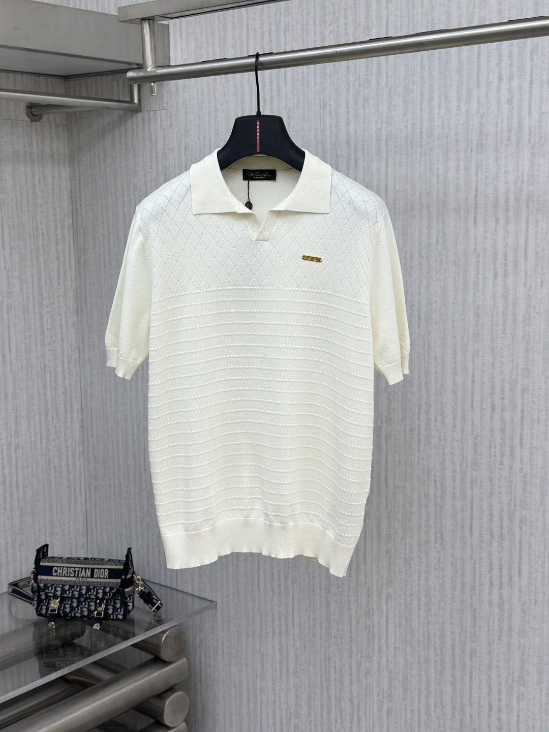 NO:949215,LP- 26ss new knitted short sleeves, the brand’s latest design elements!  It’s neither monotonous nor complicated, just the right amount to show off your taste!  Breathability, comfort and breathability are not a problem at all, and the unique luxury feel of the fabric presents a simple and elegant temperament!  The matching design has the brand’s unique style charm!  Standard cut design!  Every detail is in sync with high-end fashion. Size: M-3XL, loro piana, T-shirt,19860909LP- 26ss新款针织短袖,品牌最新设计元素！既不单调也不复杂,恰到好处的展现品味！透气舒适透气根本不在话下,面料独具的高奢感呈现简约优雅气质！搭配设计极具品牌独特风格魅力！标准裁剪设计！每一处细节都是与高端时尚同步的体现 尺码:M-3XL,,loro piana,T-shirt,,Men's clothing