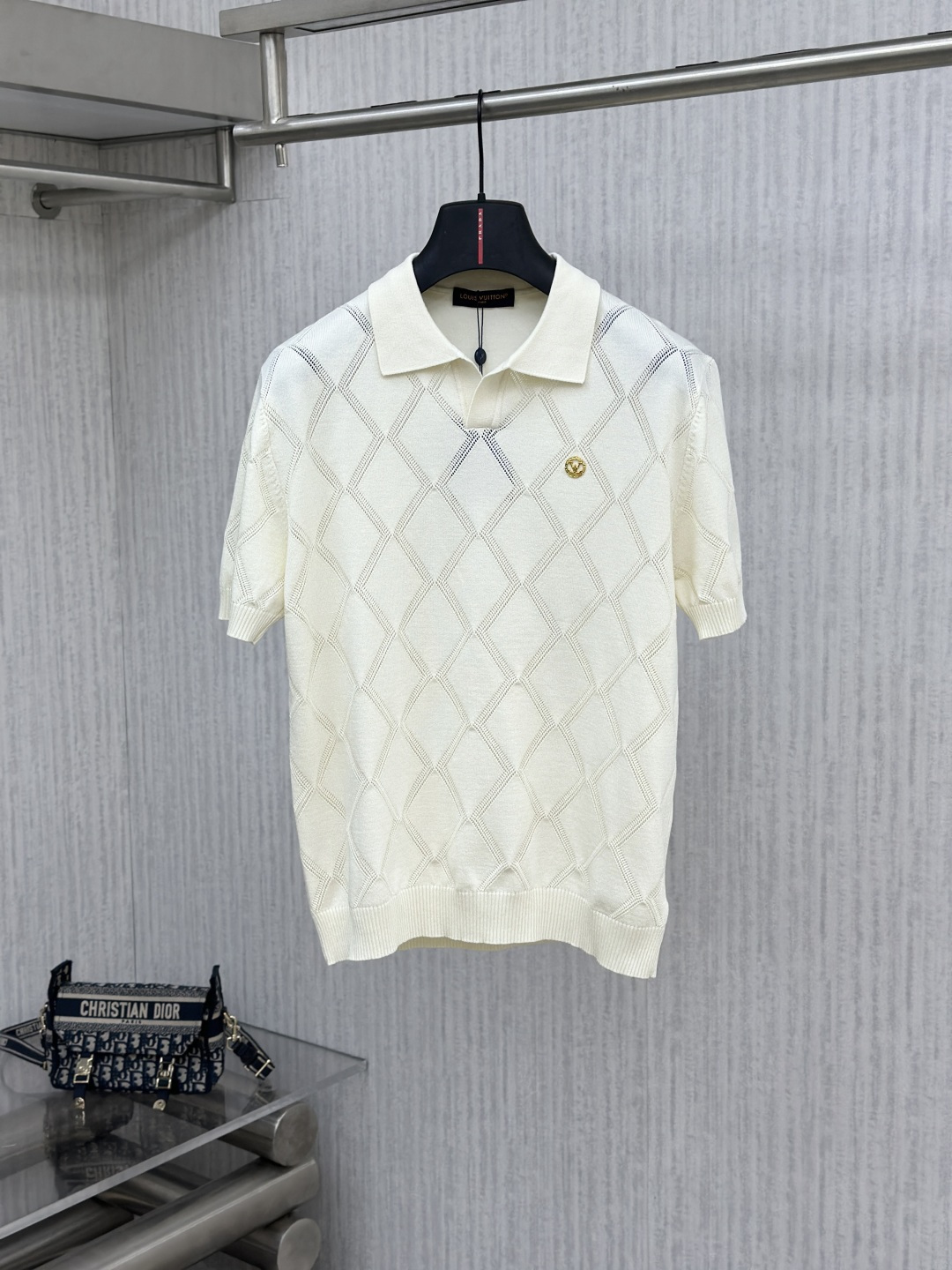 NO:949308,1v- 26ss new knitted short sleeves, the latest design elements of the brand!  It’s neither monotonous nor complicated, just the right amount to show off your taste!  Breathability, comfort and breathability are not a problem at all, and the unique luxury feel of the fabric presents a simple and elegant temperament!  The matching design has the brand’s unique style charm!  Standard cut design!  Every detail is in sync with high-end fashion. Size: M-3XL, T-shirt,198609091v- 26ss新款针织短袖,品牌最新设计元素！既不单调也不复杂,恰到好处的展现品味！透气舒适透气根本不在话下,面料独具的高奢感呈现简约优雅气质！搭配设计极具品牌独特风格魅力！标准裁剪设计！每一处细节都是与高端时尚同步的体现 尺码:M-3XL,,T-shirt,,Men's clothing