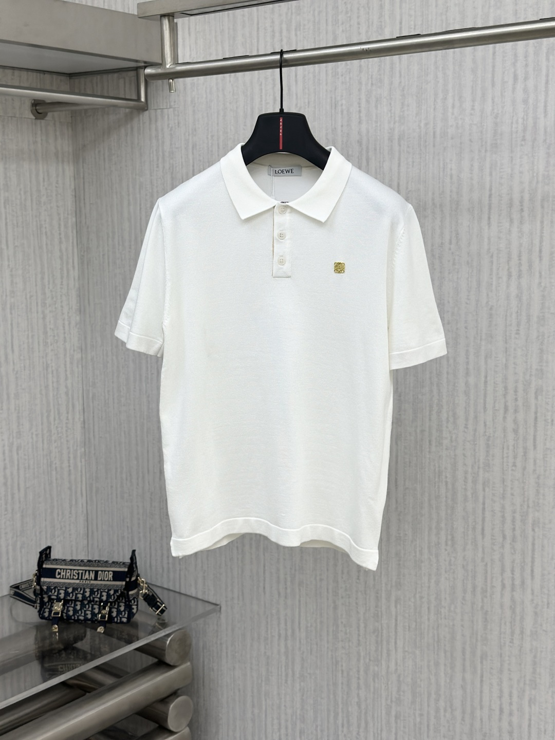 NO:949270,Loew- 26ss new knitted short sleeves, the brand’s latest design elements!  It’s neither monotonous nor complicated, just the right amount to show off your taste!  Breathability, comfort and breathability are not a problem at all, and the unique luxury feel of the fabric presents a simple and elegant temperament!  The matching design has the brand’s unique style charm!  Standard cut design!  Every detail is in sync with high-end fashion. Size: M-3XL, loewe, T-shirt,19860909Loew- 26ss新款针织短袖,品牌最新设计元素！既不单调也不复杂,恰到好处的展现品味！透气舒适透气根本不在话下,面料独具的高奢感呈现简约优雅气质！搭配设计极具品牌独特风格魅力！标准裁剪设计！每一处细节都是与高端时尚同步的体现 尺码:M-3XL,,loewe,T-shirt,,Men's clothing