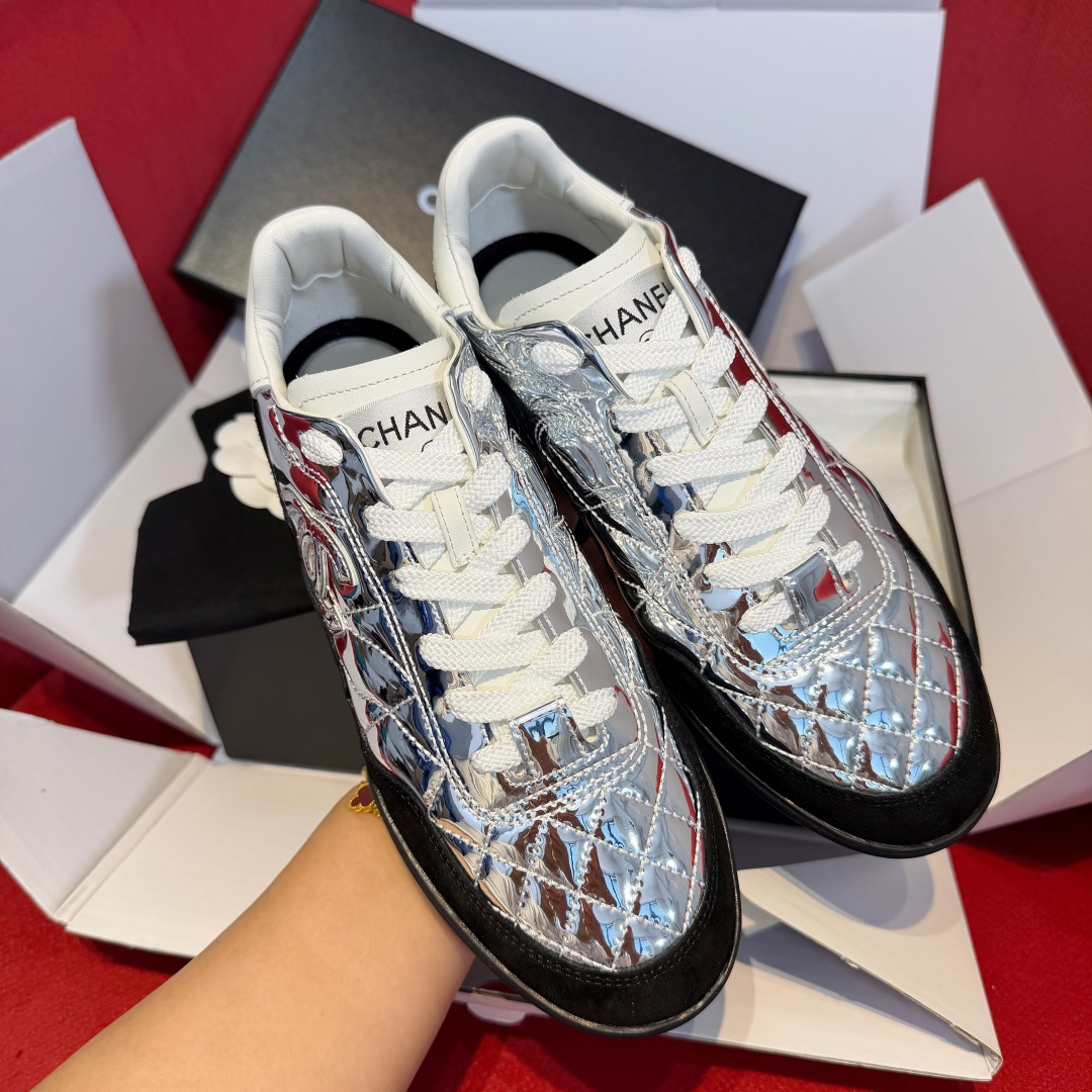 NO:646146,Guangdong purchasing agent level, Fragrant Grandma 25N. It’s hard not to love CHANEL 25N silver moral shoes. I love the whole upper part. The cool mirror silver is perfect for fashion. Tennis shoes have become popular in previous seasons. The mirror silver is very durable and is also very resistant to stains when paired with black soles. The black and silver color combination is more eye-catching than the previous black and white color matching and color. I have always wanted to buy a pair of black, and I decided to get it when I saw this color matching.  The upper is made of imported silver mirror leather, matched with imported high-mercerized cow suede leather. The lining is imported white sheepskin (the foot pads are imported breathable mesh). The outsole is a private model TPU wear-resistant combination sole. Size 35~40 (can be customized to 41), casual shoes/sports shoes, chanel, sneakers, sheepskin19860909莞产代购级别 香奶奶25N 很难不爱的CHANEL 25N银色德训鞋 上脚一整个爱住了 酷酷的镜面银 时髦度满分之前几季网球鞋都爆火 镜面银色 很耐穿 搭配黑底也很耐脏 黑银拼色,比之前的黑白配色和彩色都更抓眼,本来一直想入一双黑色的,看到这个配色果断get 鞋面采用进口银色镜面皮、搭配进口高丝光牛反绒皮 内里进口白色羊皮（垫脚进口透气网） 大底私模tpu耐磨组合底 size35～40（可定制41）,休闲鞋/运动鞋,chanel,sneakers,sheepskin,Women's Shoes