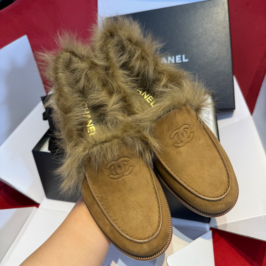 NO:646772,The Chanel 25N loafers, made in Guangzhou, are plush and don’t feel too comfortable on your feet!  The winter model of Chanel attracts fans at first glance. The color matching is very versatile and the plush looks so gentle. The 25n ski series plush loafers are very plush and warm ~ super good-looking!  There is a classic double C logo on the upper, and the mouth of the shoe is covered with soft Tuscan wool material [Deyi]. The design is simple and elegant, suitable for autumn and winter. The warmth retention effect is first-class. The curl and texture of the wool is unrivaled by ordinary wool. The face is imported custom-dyed Tuscan wool, and the imported sheep suede fabric is used. The foot pads are imported lambskin (Tuscan wool inside the shoe). The outsole is imported genuine leather outsole from Italy.  Size 35～40 (can be customized to 41, loafers, chanel, loafers, sheepskin, Leather soles19860909莞产代购级别 Chanel 25N乐福鞋毛绒绒脚感不要太舒服！ 第一眼就圈粉的冬季款Chanel、配色特别百搭,毛绒显得好温柔 25n滑雪系列毛绒乐福鞋毛绒绒的非常暖和～超级好看！鞋面上有经典的双C标志,鞋口处覆盖着柔软的托斯卡纳羊毛材质[得意]设计简约大方,适合秋冬季节穿着,保暖效果一级棒毛的卷度手感质感保暖性非一般羊毛能媲美 面部进口定染托斯卡纳羊毛,进口羊反绒面料 垫脚进口小羊皮（鞋内里托斯卡纳羊毛） 大底意大利进口真皮大底 Size35～40（可定制41,乐福鞋毛毛鞋,chanel,loafers,sheepskin,Leather soles,Women's Shoes