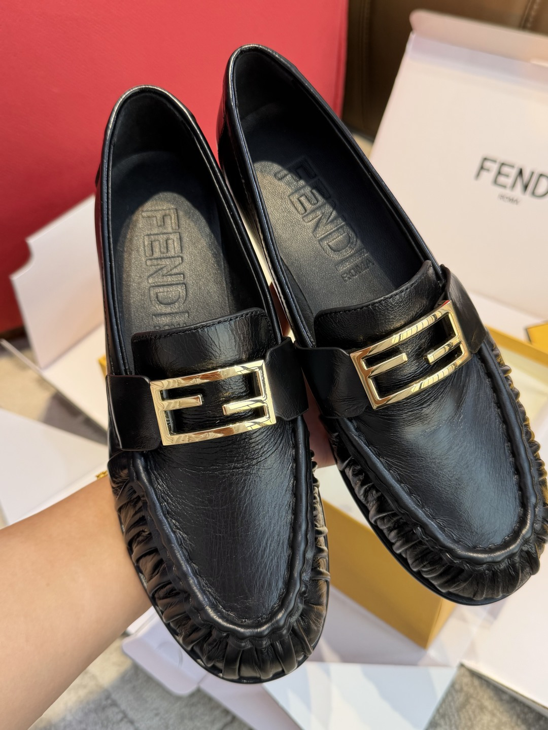 NO:647672,Guangdong purchasing agent level Fendi 25 new FF buckle pleated cowhide loafers! Black gold loafers, low-key old money, full of texture, details determine the quality, super comfortable and comfortable~~~This pair of Fendi loafers is so beautiful that it is speechless. The nappa sheepskin is as soft as clouds and is wrapped when you step on it. The toe pleats + golden FF buckle directly add to the sophistication and the details control ecstasy! The leather sole is embedded with rubber  You can wear it without slipping while commuting ~ Black shoes are the best with closed eyes! Paired with a suit, jeans are sassy and lazy for a noble lady. Wearing them with heels is more casual. It is the kind of 'low-key but with a sense of luxury' heart-beating style. Upper: Italian imported pleated cowhide buckle. Customized golden FF metal buckle. Outsole: TPU genuine leather injection molding outsole. Size: 35～40, loafers, fendi, loafers, jeans, business suit, cowhide, sheepskin.19860909莞产代购级别 Fendi 25新款 FF扣褶皱牛皮乐福鞋! 黑金乐福鞋 低调老钱＿质感满满,细节决定品质超级舒适舒服～～～这双Fendi乐福鞋美到失语 纳帕羊皮软得像云朵踩进去是被裹住的舒服鞋头褶皱+金色FF扣直接把精致度拉满细节控狂喜! 皮鞋底嵌了橡胶 通勤暴走都不打滑~黑鞋控闭眼入!配西装是贵气大小姐搭牛仔裤又飒又慵懒踩跟穿更随性是那种“低调但自带贵感”的心动款 鞋面:意大利进口褶皱牛皮饰扣 定制金色FF金属扣 大底:TPU 真皮注塑大底 size:35～40,乐福鞋,fendi,loafers,jeans,business suit,cowhide,sheepskin,Women's Shoes