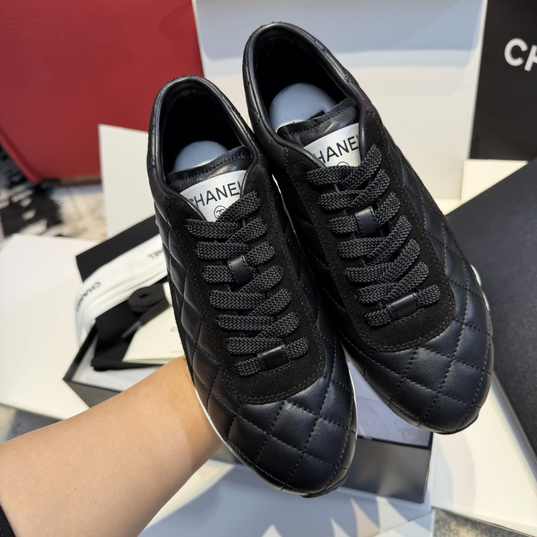 NO:669788,The top version of Chanel 26c white shoes produced in Guangdong are also so beautiful!  !  26c rhombus sneakers are mixed with the artifact Chanel Sneaker rhombus quilted design, which is one of Chanel’s most classic symbols.  The upper is the finishing touch. The sheepskin rhombus texture is very textured. The rhombus grains made of sheepskin are full and three-dimensional. Each rhombus pattern is full and elastic. You can clearly feel the softness of the leather and the crispness of the rhombus when you touch it. The classic quilting process makes the rhombus outlines neat and rounded. Coupled with the low-key double C logo on the side of the shoe, it retains Chanel's iconic elegance.  The double C logo is the finishing touch on the side of the sole. The material is made of lambskin to ensure comfort and sophistication. Size 35～40, casual shoes/sports shoes, chanel, chanel, sneakers, sheepskin19860909莞产顶级版本 Chanel香奈儿26c小白鞋也太美了！！ 26c菱格运动鞋混搭神器Chanel Sneaker菱格纹绗缝设计,这是香奈儿最经典的标志之一 鞋面堪称点睛之笔,羊皮菱格纹肌理极具质感,羊皮材质打造的菱格颗粒饱满立体,每一个菱格的纹路都充盈且富有弹性,手触上去能清晰感受到皮革的软糯与菱格的挺括,经典的绗缝工艺让菱格的轮廓线条利落又圆润,再搭配鞋侧低调的双C标识,既保留了香奈儿标志性的优雅 双C标志鞋底侧面身份的点睛之笔 材质上使用小羊皮确保舒适度和精致感 Size 35～40,休闲鞋/运动鞋,chanel,chanel,sneakers,sheepskin,Women's Shoes