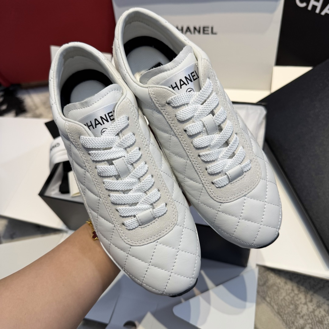 NO:669790,The top version of Chanel 26c white shoes produced in Guangdong are also so beautiful!  !  26c rhombus sneakers are mixed with the artifact Chanel Sneaker rhombus quilted design, which is one of Chanel’s most classic symbols.  The upper is the finishing touch. The sheepskin rhombus texture is very textured. The rhombus grains made of sheepskin are full and three-dimensional. Each rhombus pattern is full and elastic. You can clearly feel the softness of the leather and the crispness of the rhombus when you touch it. The classic quilting process makes the rhombus outlines neat and rounded. Coupled with the low-key double C logo on the side of the shoe, it retains Chanel's iconic elegance.  The double C logo is the finishing touch on the side of the sole. The material is made of lambskin to ensure comfort and sophistication. Size 35～40, casual shoes/sports shoes, chanel, chanel, sneakers, sheepskin19860909莞产顶级版本 Chanel香奈儿26c小白鞋也太美了！！ 26c菱格运动鞋混搭神器Chanel Sneaker菱格纹绗缝设计,这是香奈儿最经典的标志之一 鞋面堪称点睛之笔,羊皮菱格纹肌理极具质感,羊皮材质打造的菱格颗粒饱满立体,每一个菱格的纹路都充盈且富有弹性,手触上去能清晰感受到皮革的软糯与菱格的挺括,经典的绗缝工艺让菱格的轮廓线条利落又圆润,再搭配鞋侧低调的双C标识,既保留了香奈儿标志性的优雅 双C标志鞋底侧面身份的点睛之笔 材质上使用小羊皮确保舒适度和精致感 Size 35～40,休闲鞋/运动鞋,chanel,chanel,sneakers,sheepskin,Women's Shoes