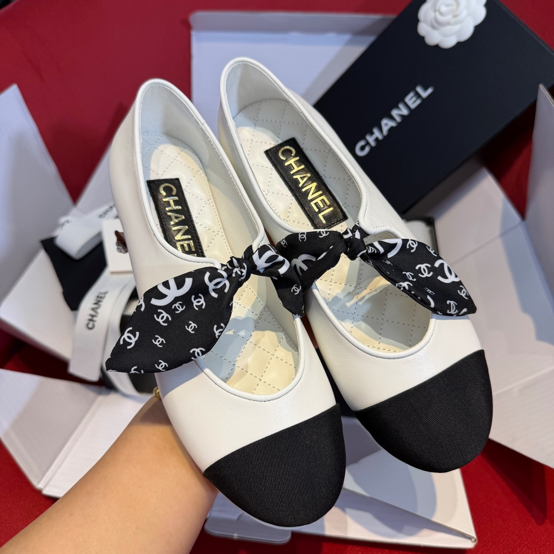 NO:724431,Made in Guangzhou, Chanel Mary Jane You Are My God 56C new ribbon ballet shoes are the typical ones that become more expensive the more you look at them. The price is too fragrant. Both black and white are light, soft and close to the feet!  The white pair is as clean as the light of winter, extending from the shoe body to the soft leather upper. Then to the most iconic black textured toe, French! Restrained! Soft! Like the heroine in the movie stepping on the stone road. The black pair is the opposite, cooler and more stable, more like a safe zone that you don’t want to take off.  What really attracted me was the ribbon with the full version of the CC Logo. This design is so clever. It is not an ordinary strap. It is a soft twilly style ribbon that will naturally form an arc when tied to the instep. It is not deliberately sweet, but it is eye-catching! Especially when walking, the ribbon sways gently, and the moving fashion is more personalized than any accessory. Although every season ballet shoes are made of leather or elastic bands, this time Chanel used them.  The twilly concept is tied to the instep, instantly turning a French girl into a mature girl's sense of luxury! The upper is made of customized imported sheepskin, the lining is imported sheepskin (very comfortable), zp private model customized leather outsole, Size 35～40, single shoes Mary Jane, chanel, mary jane, sheepskin, Leather soles19860909莞产 Chanel玛丽珍你是我的神56C新款丝带芭蕾舞鞋就是典型的越看越贵气价格太香了吧 黑色和白色都有又轻又软又贴脚! 白色那双干净的像冬天的光,从鞋身延伸到软皮的鞋面.再到最标志性的黑色织纹鞋头,法式!克制!柔软!像电影里的女主角踩在石板路上的样子黑色那双则相反,更酷更稳,更像一个你穿上就不想脱的安全区 真正让我上头的是那个满版CCLogo的丝带这个设计太巧了,他不是普通的绑带,是柔软的twilly风丝带绑在脚背的时候会自然形成一个弧度,不刻意不甜腻,但足够吸睛!尤其行走时,丝带轻轻晃动,那种会动的时髦感比任何配饰都更有个性 虽然每季芭蕾舞鞋都用皮革或者松紧带,这次Chanel把 twilly概念绑到脚背上,立刻把法式少女变成成熟女孩的高级感! 鞋面采用定制进口羊皮 内里垫脚进口羊皮（非常舒适） zp私模定制真皮大底 Size35～40,单鞋玛丽珍,chanel,mary jane,sheepskin,Leather soles,Women's Shoes