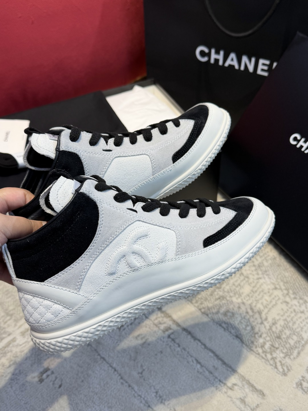 NO:669792,The top version produced in Dongguan, CHANEL Xiaoxiang 25N panda color high-top sports shoes, black self-color is super classic, sheepskin + fabric splicing, double CLog on the side, full of brand feel +, rubber soles are wear-resistant and non-slip, the sheepskin lining is soft and comfortable, super warm to wear in autumn and winter. The round toe design does not squeeze the feet, flat bottoms, commuting and leisure are all OK! I found a treasure!  Chanel's black and white high-top shoes are a stunning combination of black and white French elegance. The style under your feet is given by Chanel. Black-and-white high-top sneakers combine French elegance and street fashion, and every detail is hidden in ingenuity. You can wear them every day when you go out on the street, and you can wear them casually. The upper material is imported cow suede. The lining material is imported sheepskin. The outsole material is rubber outsole. Size 35～40, casual shoes/sports shoes, chanel, chanel, sneakers, sheepskin19860909莞产顶级版本 CHANEL小香25N熊猫色高帮运动鞋 黑自配色超经典,羊皮+织物拼接,侧面双CLog判统,品牌感满满+,橡胶鞋底耐磨防滑,内里羊皮柔软舒适,秋冬穿超暖和.圆头设计不挤脚,平底服,通勤休闲都OK! 挖到宝了！香奈儿黑白高帮鞋太绝了黑白交织的法式优雅 脚下的格调,是香奈儿给的.黑白高帮板鞋把法式优雅和街头潮流揉在一起,每一处细节都藏着匠心.日常出街踩上它,随便搭都有范儿～ 鞋面材料进口牛反绒 内里材料进口羊皮 大底材料橡胶大底 size35～40,休闲鞋/运动鞋,chanel,chanel,sneakers,sheepskin,Women's Shoes