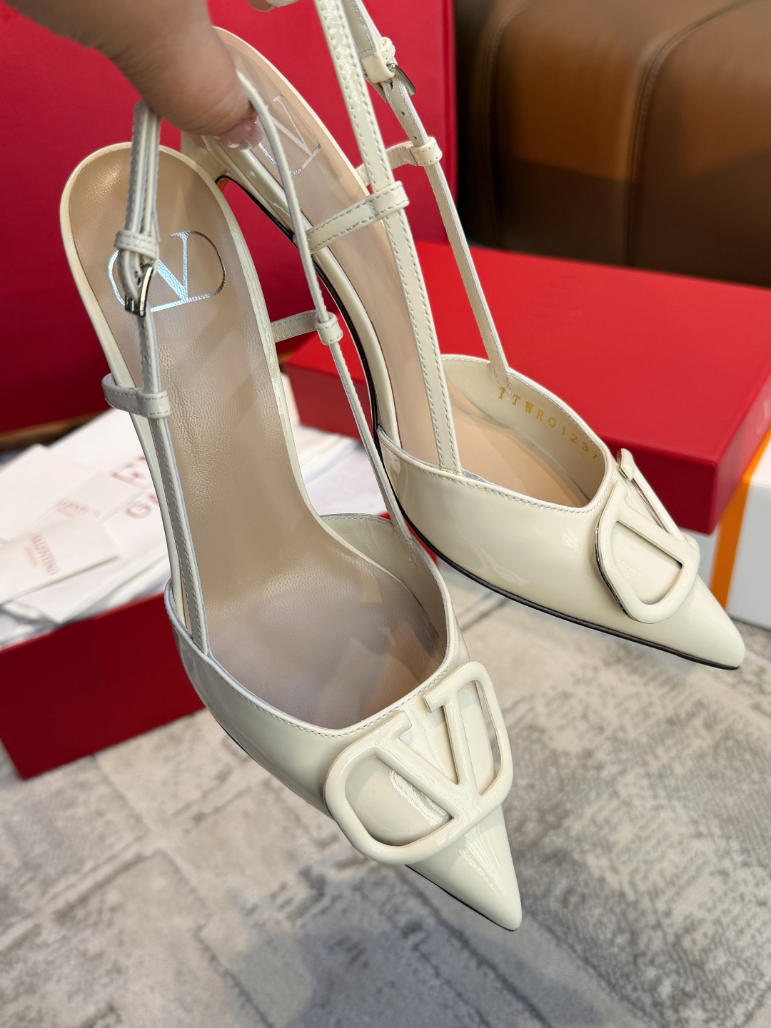 NO:706971,[Purchasing level] Warren's latest buckle-back lace-up high heels, 8cm nude high heels ~ almost perfect height ~ a perfect pure desire god of war ~ full of femininity ~ ~ gentle temperament ~ the upper feet are so beautiful that they are speechless ~ super white ~ sexy and elegant ~ show off your figure and are comfortable ~ huge and high-end and beautiful. The upper is imported fetal cow patent leather, the inner insole is lambskin, the outsole is imported from Italy, the genuine leather outsole ~ the toe is injected with genuine leather sole, and the heel height is 8cm  Size35～39,high heels sandals,valentino,sandals,high heels,sheepskin,Leather soles19860909【代购级别】 华伦最新扣后系带高跟鞋 8cm裸色高跟鞋～近乎完美的高度～妥妥的纯欲战神～女人味满满～～温柔气质～上脚美到失语～超级显白～性感优雅～又显身材又舒服～巨高级绝美 鞋面进口胎牛漆皮 内里鞋垫小羊皮 大底意大利进口真皮大底～鞋头注塑真皮底 跟高8cm Size35～39,高跟鞋凉鞋,valentino,sandals,high heels,sheepskin,Leather soles,Women's Shoes