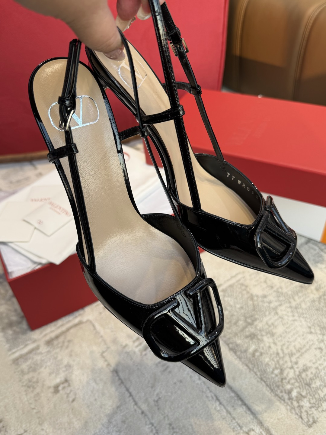 NO:706973,[Purchasing level] Warren's latest buckle-back lace-up high heels, 8cm nude high heels ~ almost perfect height ~ a perfect pure desire god of war ~ full of femininity ~ ~ gentle temperament ~ the upper feet are so beautiful that they are speechless ~ super white ~ sexy and elegant ~ show off your figure and are comfortable ~ huge and high-end and beautiful. The upper is imported fetal cow patent leather, the inner insole is lambskin, the outsole is imported from Italy, the genuine leather outsole ~ the toe is injected with genuine leather sole, and the heel height is 8cm  Size35～39,high heels sandals,valentino,sandals,high heels,sheepskin,Leather soles19860909【代购级别】 华伦最新扣后系带高跟鞋 8cm裸色高跟鞋～近乎完美的高度～妥妥的纯欲战神～女人味满满～～温柔气质～上脚美到失语～超级显白～性感优雅～又显身材又舒服～巨高级绝美 鞋面进口胎牛漆皮 内里鞋垫小羊皮 大底意大利进口真皮大底～鞋头注塑真皮底 跟高8cm Size35～39,高跟鞋凉鞋,valentino,sandals,high heels,sheepskin,Leather soles,Women's Shoes