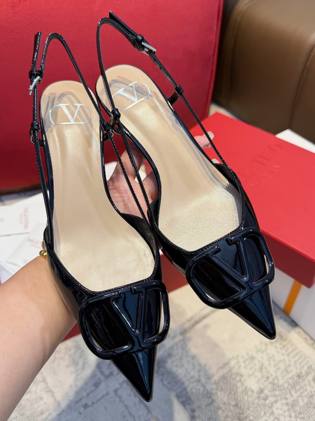 NO:706981,[Purchasing Level] Warren's latest buckle-back lace-up high heels, 4cm nude high heels ~ almost perfect height ~ a perfect pure desire warrior ~ full of femininity ~ ~ gentle temperament ~ the upper feet are so beautiful that they are speechless ~ super white ~ sexy and elegant ~ show off your figure and are comfortable ~ huge and high-end and beautiful. Imported fetal cow patent leather upper, lambskin lining insole, genuine leather outsole imported from Italy ~ genuine leather sole with injection molded toe, heel height 4cm  Size35～39,high heels sandals,valentino,sandals,high heels,sheepskin,Leather soles19860909【代购级别】 华伦最新扣后系带高跟鞋 4cm裸色高跟鞋～近乎完美的高度～妥妥的纯欲战神～女人味满满～～温柔气质～上脚美到失语～超级显白～性感优雅～又显身材又舒服～巨高级绝美 鞋面进口胎牛漆皮 内里鞋垫小羊皮 大底意大利进口真皮大底～鞋头注塑真皮底 跟高4cm Size35～39,高跟鞋凉鞋,valentino,sandals,high heels,sheepskin,Leather soles,Women's Shoes