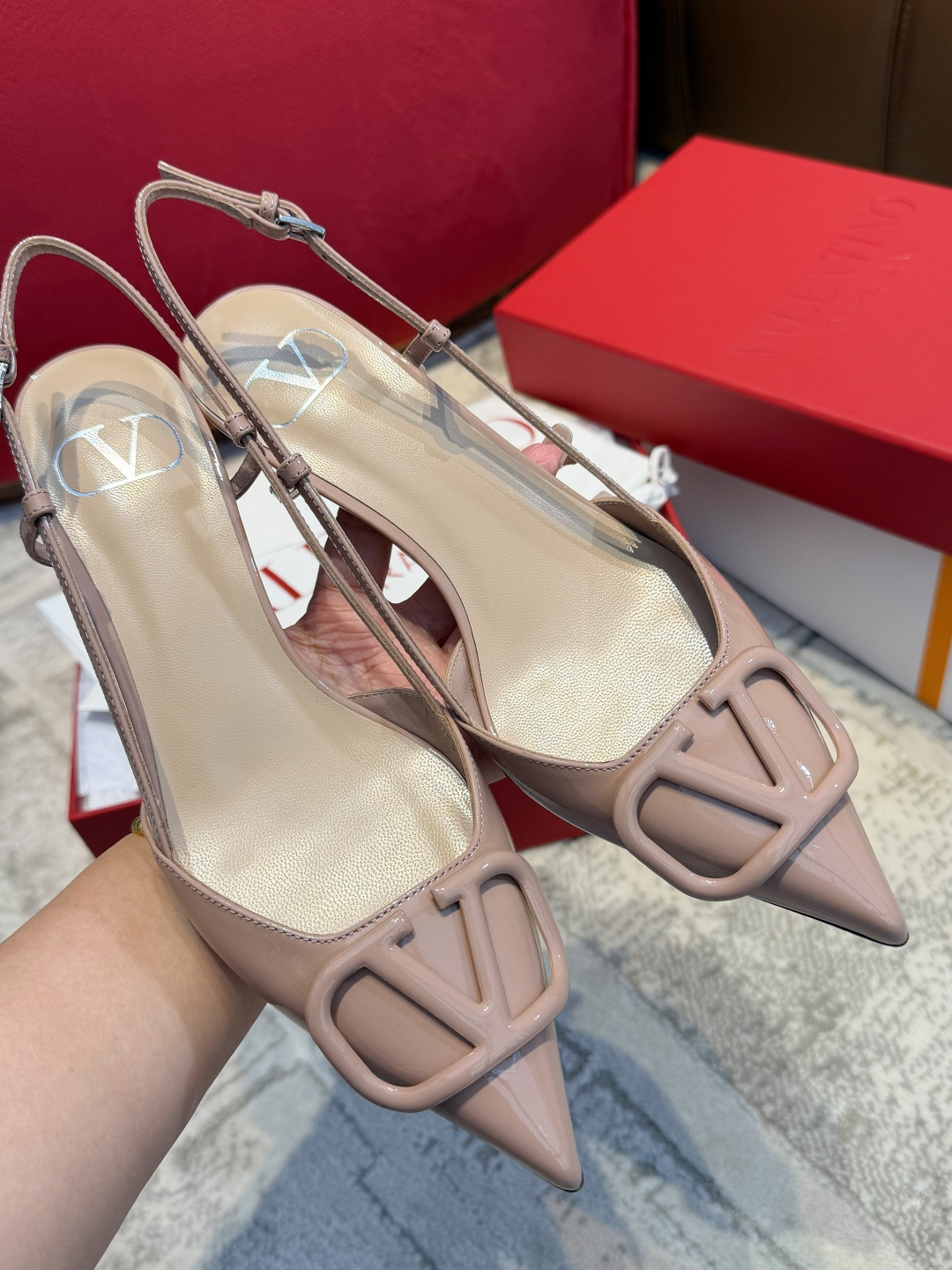 NO:706985,[Purchasing Level] Warren's latest buckle-back lace-up high heels, 4cm nude high heels ~ almost perfect height ~ a perfect pure desire warrior ~ full of femininity ~ ~ gentle temperament ~ the upper feet are so beautiful that they are speechless ~ super white ~ sexy and elegant ~ show off your figure and are comfortable ~ huge and high-end and beautiful. Imported fetal cow patent leather upper, lambskin lining insole, genuine leather outsole imported from Italy ~ genuine leather sole with injection molded toe, heel height 4cm  Size35～39,high heels sandals,valentino,sandals,high heels,sheepskin,Leather soles19860909【代购级别】 华伦最新扣后系带高跟鞋 4cm裸色高跟鞋～近乎完美的高度～妥妥的纯欲战神～女人味满满～～温柔气质～上脚美到失语～超级显白～性感优雅～又显身材又舒服～巨高级绝美 鞋面进口胎牛漆皮 内里鞋垫小羊皮 大底意大利进口真皮大底～鞋头注塑真皮底 跟高4cm Size35～39,高跟鞋凉鞋,valentino,sandals,high heels,sheepskin,Leather soles,Women's Shoes