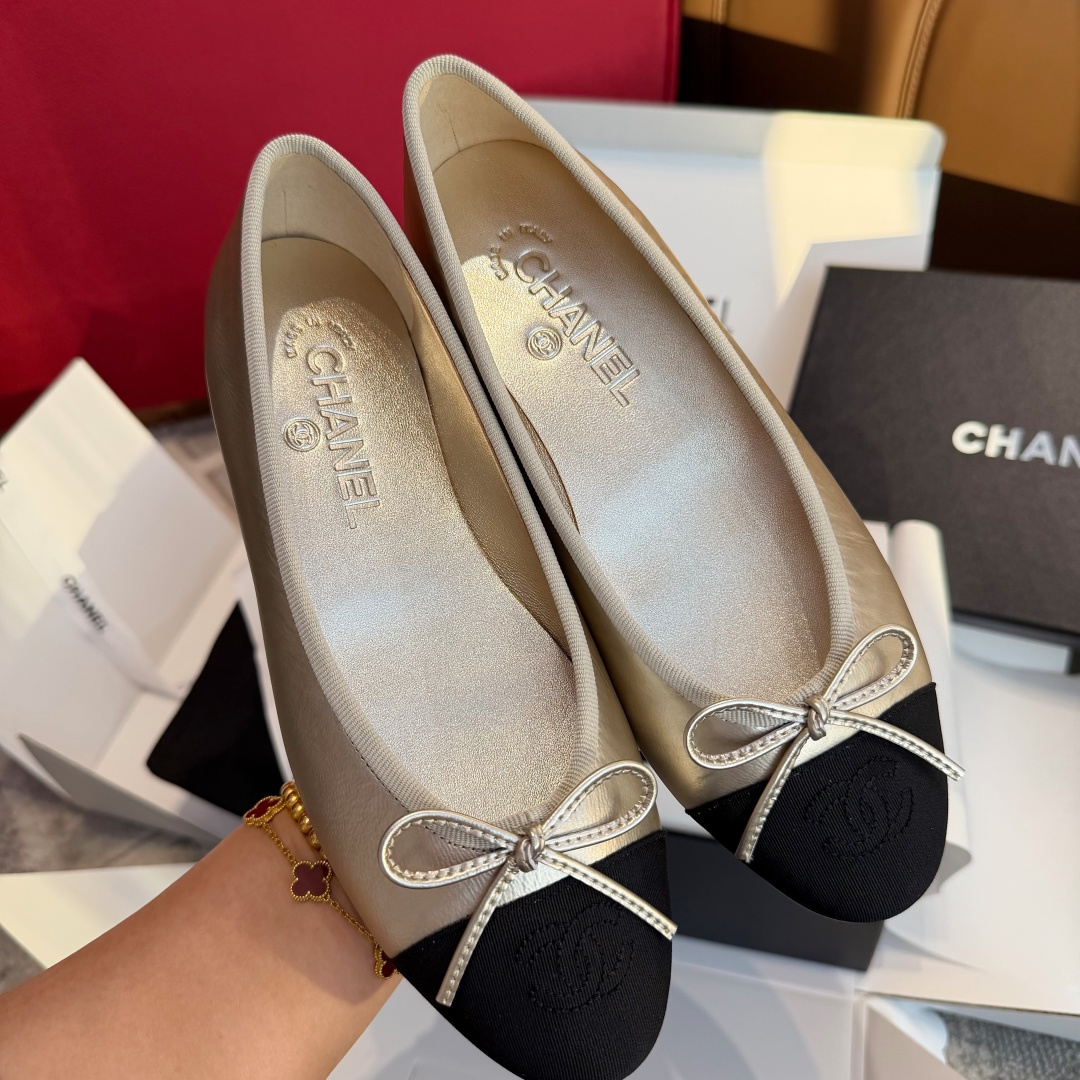 NO:901232,Made in Guangzhou, CH25 are the most classic ballet bow suede ballet shoes. Xiaoxiang's unique sheepskin upper is an effect that cannot be achieved by domestic leather. The interior is also made of benzene-dyed sheepskin, which is as comfortable and breathable as it is. The logo embossing is also an exclusive mold customization. The outsole is made of Italian genuine leather, which must be maintained when wearing. Size 35～40 (can be customized to 41) (standard size), single shoes, sheepskin, chamois leather, Leather soles19860909莞产 CH25 最经典的芭蕾舞蝴蝶结麂皮芭蕾舞鞋 鞋面小香独有羊皮特定材质 是国内皮所达不到的效果 内里也采用苯染羊皮,舒适度与透气度也是达到 logo压印也是独家开模定制 大底采用意大利真皮大底,穿着必须保养 size35～40（可定制41）（标准码）,单鞋,sheepskin,chamois leather,Leather soles,Women's Shoes