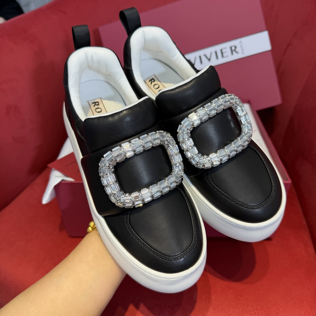 NO:706947,Purchasing agent level Roger Vivier | The classic ceiling is now from the popular diamond buckle to the classic white shoes. RV is still the white moonlight in my heart. This new Viv up puff shoe design is inspired by the simple aesthetic concept of the 1960s. The puff feel is extremely comfortable and equipped with exquisite diamond buckles. Just like the classic white moonlight style, this pair of puff shoes is very versatile, perfect for daily life and various occasions, balancing elegance and daily life. The shoes are made of quilted sheep Nappa leather, and the foot feels extremely comfortable.  The soles are also very soft, and the EVA outsole feels light on the feet, just like stepping on a yoga mat. The height of 5 cm makes the body more upright. The upper is decorated with rounded buckles, which is cute and cute. Size35～40, casual shoes/sports shoes, roger vivor, sneakers19860909代购级别 Roger Vivier|经典天花板如今从当时风靡一时的钻扣再到经典的小白鞋 RV还是我心中的白月光 这次的新款Viv up泡芙鞋 设计灵感来自于1960年代简洁的审美理念泡芙感舒适度极高配上精致的钻扣 一如经典的白月光风格,这双泡芙鞋非常百搭 完美演绎日常以及各种场合让优雅与日常相平衡 鞋子以衍缝绵羊纳帕皮革制成,脚感极为舒适 鞋底也十分柔软,EVA外底脚感轻盈,宛如踩在瑜伽垫上,5厘米的高度更显挺拔身姿 鞋面上点缀圆角饰扣,俏皮可爱 Size35～40,休闲鞋/运动鞋,roger vivier,sneakers,Women's Shoes