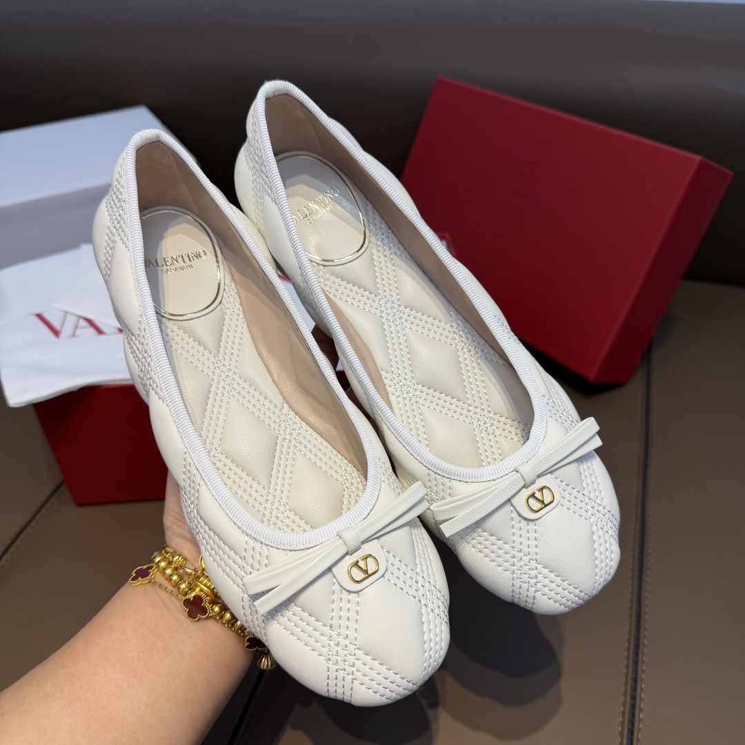 NO:706955,Top-notch Valentino sheepskin ballet flats, high quality ~ no pressure to get in and out. Valentino Quiltie 67 Mary Jane shoes, round toe design + rhombus quilting technology, small gold label + small French bow, gentle and generous ~ elegant and intellectual ~ full of femininity ~ so beautiful!  !  !  The upper foot is soft and waxy ~ unparalleled comfort ~ daily commuting and shopping. It is huge and easy to wear ~ invincible and versatile ~ super elegant. The upper is exclusive and original 1:1 custom-made imported hybrid water-dyed sheepskin ~ super soft. The highlighted craftsmanship upper is equipped with quilted embroidered diamond pattern ~ full of craftsmanship!  !  The lining is made of eco-friendly mixed sheepskin, and the feet are hot stamped//embossed with fonts that are clear and even ~ detailed and complete ~ full of three-dimensionality ~ very natural and exactly the same!  Outsole Exclusive original 1:1 privately customized Italian imported A-grade leather outsole 34～40 [34.40 customization, no questions asked], ballet shoes, valentino, valentino, mary jane, sheepskin, Leather soles19860909代购顶尖级 华伦天奴  羊皮平底芭蕾鞋代购品质～出入无压力 Valentino Quiltie 67 玛丽珍鞋、圆头设计+菱格绗缝工艺 小金标+法式小蝴蝶结 温柔大方～优雅知性～满满小女人味～太美了！！！ 上脚软软糯糯～无敌舒服～日常通勤 逛街 巨巨好穿～无敌百搭～超显气质 鞋面独家原版1:1定制进口混种水染羊皮～超级柔软 划重点工艺鞋面搭配绗缝刺绣菱形图案～工艺满满！！ 内里环保混种羊皮 垫脚烫金//压纹字体 清晰均匀～细致完整～立体感十足～很自然与如出一辙！ 大底独家原版1:1私摸定制意大利进口A级真皮大底 34～40【34.40定制无问题不退换】,芭蕾舞鞋,valentino,valentino,mary jane,sheepskin,Leather soles,Women's Shoes