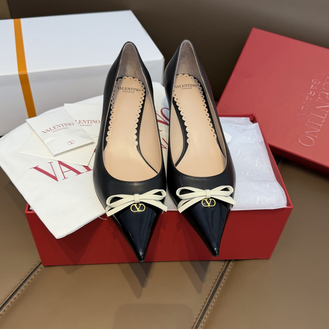 NO:706961,Purchasing agent for the top quality Warren color-blocked bow pointed-toe high heels // single shoes. Purchasing agent quality ~ no pressure to get in and out. Valentino kitten-heeled shoes. Pointed toe + bow tie are sexy and cute. 4cm gold heel height ~ huge and easy to wear ~ very stable when walking ~ very easy to control!  !  The upper is sexy and elegant ~ super white ~ showing off the figure and being comfortable ~ full of aura ~ suitable for any noble occasion ~ super elegant. The upper is exclusive and original 1:1 customized imported mixed sheep + imported cow patent leather [the bow is three layers of leather superimposed]. The lining/foot pad is imported mixed sheep outsole. The exclusive original 1:1 mold is made to customize the Italian imported A-grade leather outsole + wood grain printing. The kitten heel is about 4cm.  34～40 [34.40 customization, no questions asked, no return], high heels and sandals, valentino, sandals, high heels, gold, Leather soles19860909代购顶尖级 华伦拼色蝴蝶结尖头高跟鞋//单鞋 代购品质～出入无压力 华伦天奴小猫跟单鞋 尖头+蝴蝶结性感又可爱 4cm黄金跟高～巨好穿～走路特别稳～非常好驾驭！！ 上脚性感优雅～超级显白～显身材又舒服～气场十足～适合任何高贵场合～超显气质 鞋面独家原版1:1定制进口混种羊+进口牛漆皮【蝴蝶结是三层皮叠加的】 内里/垫脚进口混种羊 大底独家原版1:1开模定制意大利进口A级真皮大底+木纹印刷 小猫跟4cm左右 34～40【34.40定制无问题不退换】,高跟鞋凉鞋,valentino,sandals,high heels,gold,Leather soles,Women's Shoes