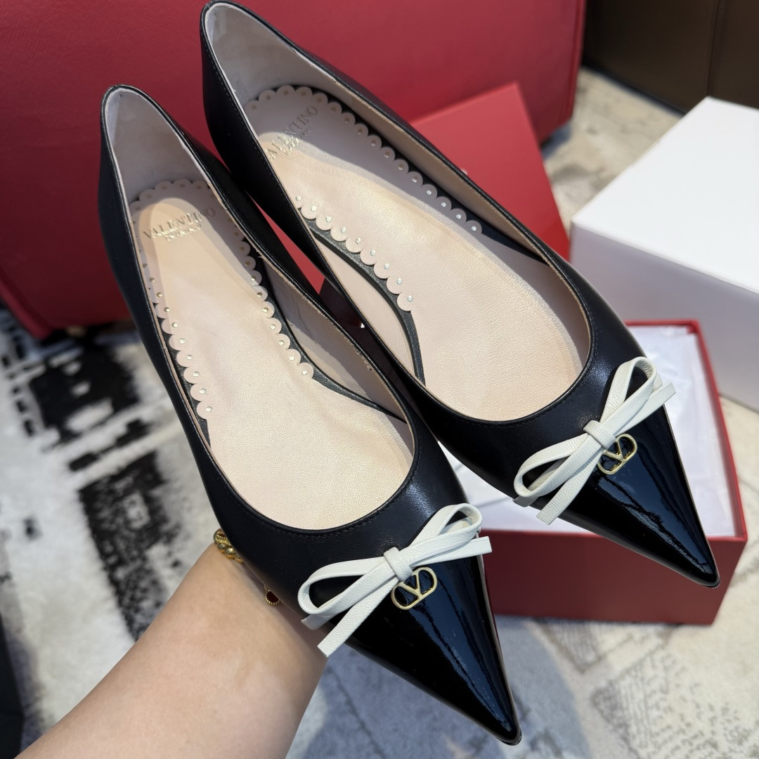 NO:706976,Purchasing agent for top-notch Warren color-blocked bow pointed toe flat shoes // ballet shoes. Purchasing agent quality ~ no pressure to get in and out. Pointed toe + bow are sexy and cute. Shallow mouth design ~ can slightly expose the toe seam ~ narrow shoe shape ~ show off slender legs ~ just kick on and go out!  !  Gentle and elegant ~ Super white ~ Full of aura ~ Suitable for any noble occasion ~ Paired with skirts and trousers, super elegant. Exclusive original 1:1 custom-made imported mixed-breed sheep + imported cow patent leather for the upper [the bow is made of three layers of leather]. Imported mixed-breed sheep lining/foot pads. Exclusive original 1:1 mold for the outsole, custom-made Italian imported A-grade leather outsole + wood grain printing.  34～40 [34.40 customization, no questions asked, no return], high heels and sandals, valentino, sandals, high heels, skirts, Leather soles19860909代购顶尖级 华伦拼色蝴蝶结尖头平底单鞋//芭蕾舞鞋 代购品质～出入无压力 尖头+蝴蝶结性感又可爱 浅口设计～可以微微露脚趾缝～鞋型细窄～显腿细腿长～ 上脚随意一脚蹬就出门了！！ 温婉优雅～超级显白～气场十足～适合任何高贵场合～搭配裙子 裤子 超显气质 鞋面独家原版1:1定制进口混种羊+进口牛漆皮【蝴蝶结是三层皮叠加的】 内里/垫脚进口混种羊 大底独家原版1:1开模定制意大利进口A级真皮大底+木纹印刷 34～40【34.40定制无问题不退换】,高跟鞋凉鞋,valentino,sandals,high heels,skirts,Leather soles,Women's Shoes