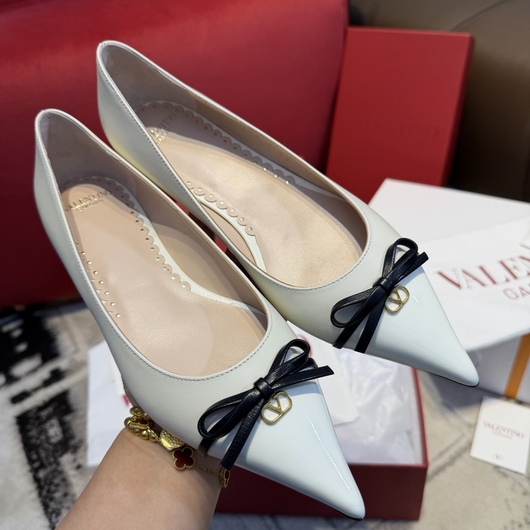 NO:706980,Purchasing agent for top-notch Warren color-blocked bow pointed toe flat shoes // ballet shoes. Purchasing agent quality ~ no pressure to get in and out. Pointed toe + bow are sexy and cute. Shallow mouth design ~ can slightly expose the toe seam ~ narrow shoe shape ~ show off slender legs ~ just kick on and go out!  !  Gentle and elegant ~ Super white ~ Full of aura ~ Suitable for any noble occasion ~ Paired with skirts and trousers, super elegant. Exclusive original 1:1 custom-made imported mixed-breed sheep + imported cow patent leather for the upper [the bow is made of three layers of leather]. Imported mixed-breed sheep lining/foot pads. Exclusive original 1:1 mold for the outsole, custom-made Italian imported A-grade leather outsole + wood grain printing.  34～40 [34.40 customization, no questions asked, no return], high heels and sandals, valentino, sandals, high heels, skirts, Leather soles19860909代购顶尖级 华伦拼色蝴蝶结尖头平底单鞋//芭蕾舞鞋 代购品质～出入无压力 尖头+蝴蝶结性感又可爱 浅口设计～可以微微露脚趾缝～鞋型细窄～显腿细腿长～ 上脚随意一脚蹬就出门了！！ 温婉优雅～超级显白～气场十足～适合任何高贵场合～搭配裙子 裤子 超显气质 鞋面独家原版1:1定制进口混种羊+进口牛漆皮【蝴蝶结是三层皮叠加的】 内里/垫脚进口混种羊 大底独家原版1:1开模定制意大利进口A级真皮大底+木纹印刷 34～40【34.40定制无问题不退换】,高跟鞋凉鞋,valentino,sandals,high heels,skirts,Leather soles,Women's Shoes