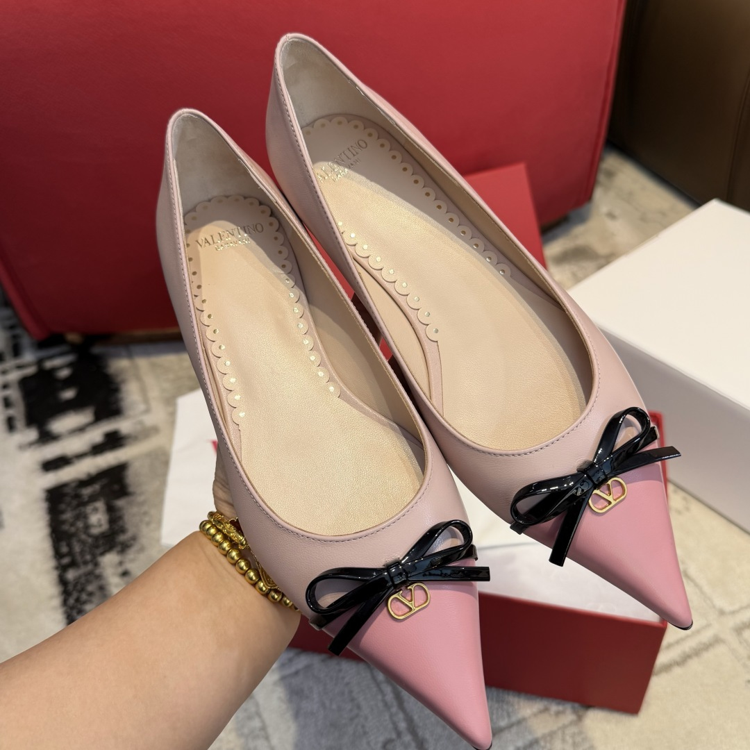 NO:706984,Purchasing agent for top-notch Warren color-blocked bow pointed toe flat shoes // ballet shoes. Purchasing agent quality ~ no pressure to get in and out. Pointed toe + bow are sexy and cute. Shallow mouth design ~ can slightly expose the toe seam ~ narrow shoe shape ~ show off slender legs ~ just kick on and go out!  !  Gentle and elegant ~ Super white ~ Full of aura ~ Suitable for any noble occasion ~ Paired with skirts and trousers, super elegant. Exclusive original 1:1 custom-made imported mixed-breed sheep + imported cow patent leather for the upper [the bow is made of three layers of leather]. Imported mixed-breed sheep lining/foot pads. Exclusive original 1:1 mold for the outsole, custom-made Italian imported A-grade leather outsole + wood grain printing.  34～40 [34.40 customization, no questions asked, no return], high heels and sandals, valentino, sandals, high heels, skirts, Leather soles19860909代购顶尖级 华伦拼色蝴蝶结尖头平底单鞋//芭蕾舞鞋 代购品质～出入无压力 尖头+蝴蝶结性感又可爱 浅口设计～可以微微露脚趾缝～鞋型细窄～显腿细腿长～ 上脚随意一脚蹬就出门了！！ 温婉优雅～超级显白～气场十足～适合任何高贵场合～搭配裙子 裤子 超显气质 鞋面独家原版1:1定制进口混种羊+进口牛漆皮【蝴蝶结是三层皮叠加的】 内里/垫脚进口混种羊 大底独家原版1:1开模定制意大利进口A级真皮大底+木纹印刷 34～40【34.40定制无问题不退换】,高跟鞋凉鞋,valentino,sandals,high heels,skirts,Leather soles,Women's Shoes