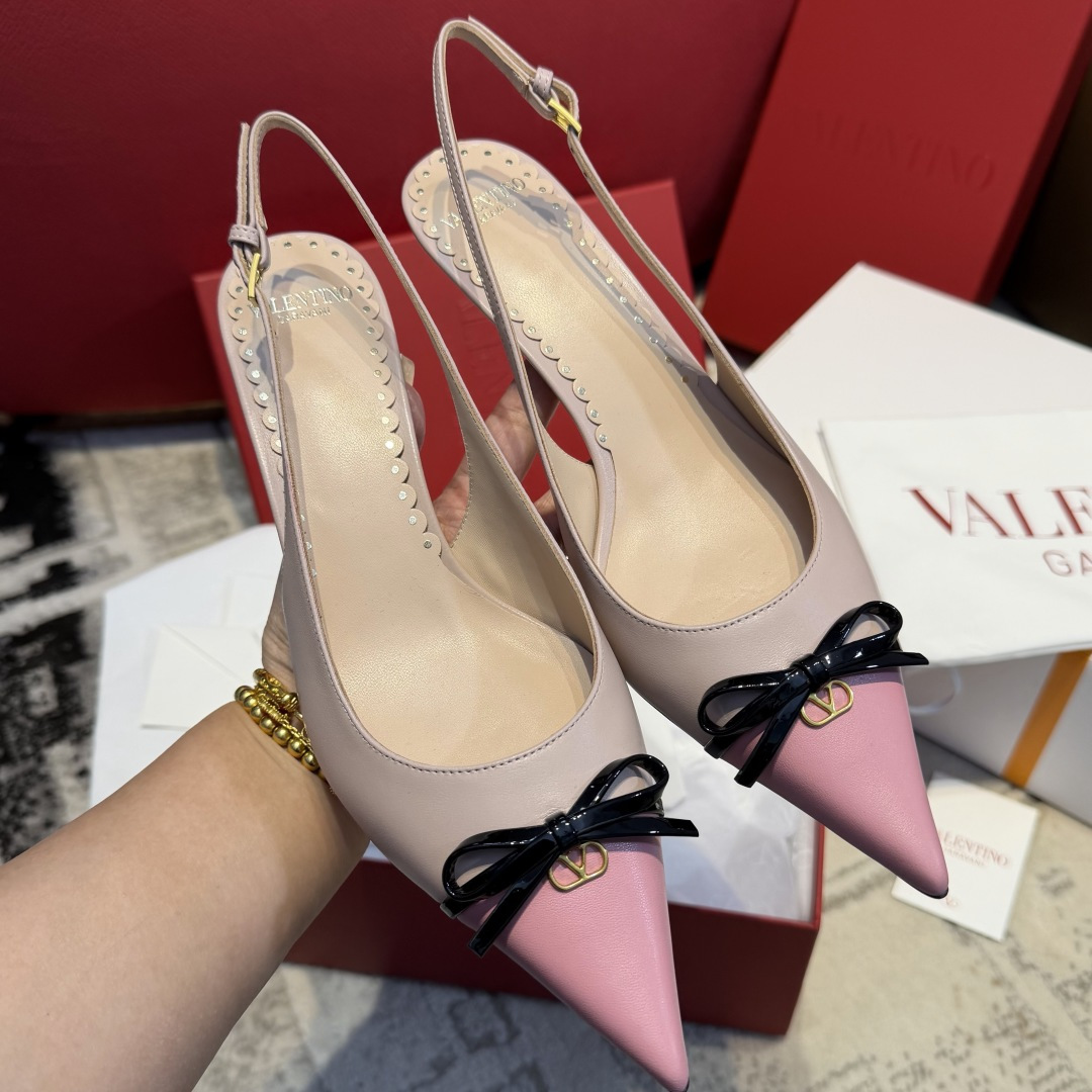 NO:707004,Top-notch purchasing agent. A new star in the popular Valentino family. The latest model on the market, good-looking and versatile, with a small bow on the heel design that is ladylike yet capable. White, black and pink kitten heels 4 cm. Super comfortable on the feet. Purchasing quality ~ no pressure in and out. Pointed toe + bow are sexy and cute. Shallow mouth design ~ can slightly expose the toe seam ~ narrow shoe shape ~ showing slender legs ~ just kick on and go out!  !  Gentle and elegant ~ Super white ~ Full of aura ~ Suitable for any noble occasion ~ Paired with skirts and trousers, super elegant. Exclusive original 1:1 custom-made imported mixed-breed sheep + imported cow patent leather for the upper [the bow is made of three layers of leather]. Imported mixed-breed sheep lining/foot pads. Exclusive original 1:1 mold for the outsole, custom-made Italian imported A-grade leather outsole + wood grain printing.  34～40 [34.40 customization, no questions asked, no return], high heels and sandals, valentino, sandals, high heels, skirts, Leather soles19860909代购顶尖级 华伦天奴爆款家族的一颗新星 最新上市的一款,好看又百搭,后跟带加小蝴蝶结设计淑女又不失干练气质.白色黑色和粉色小猫跟4厘米.上脚超级舒服. 代购品质～出入无压力 尖头+蝴蝶结性感又可爱 浅口设计～可以微微露脚趾缝～鞋型细窄～显腿细腿长～ 上脚随意一脚蹬就出门了！！ 温婉优雅～超级显白～气场十足～适合任何高贵场合～搭配裙子 裤子 超显气质 鞋面独家原版1:1定制进口混种羊+进口牛漆皮【蝴蝶结是三层皮叠加的】 内里/垫脚进口混种羊 大底独家原版1:1开模定制意大利进口A级真皮大底+木纹印刷 34～40【34.40定制无问题不退换】,高跟鞋凉鞋,valentino,sandals,high heels,skirts,Leather soles,Women's Shoes