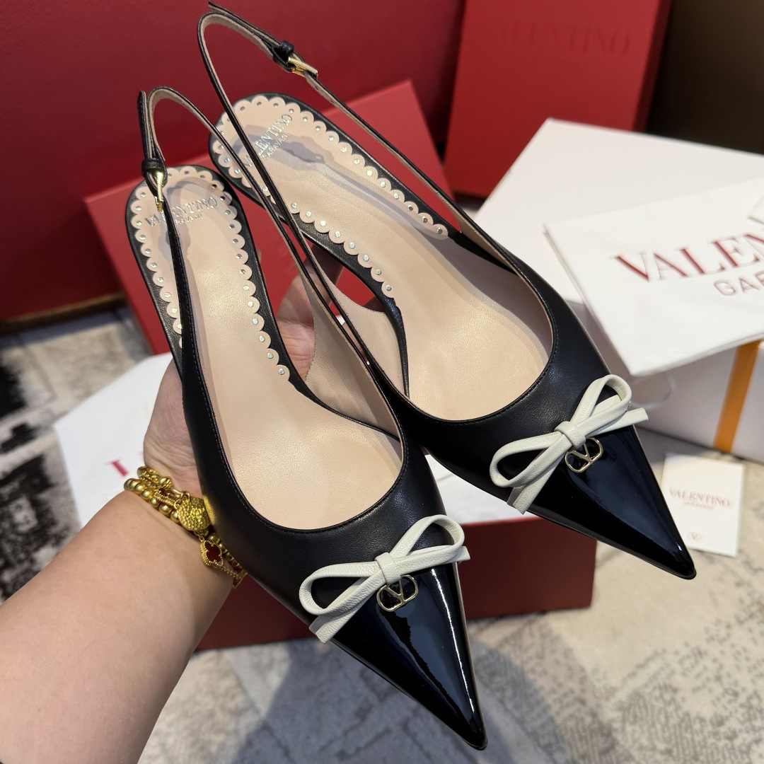 NO:707008,Top-notch purchasing agent. A new star in the popular Valentino family. The latest model on the market, good-looking and versatile, with a small bow on the heel design that is ladylike yet capable. White, black and pink kitten heels 4 cm. Super comfortable on the feet. Purchasing quality ~ no pressure in and out. Pointed toe + bow are sexy and cute. Shallow mouth design ~ can slightly expose the toe seam ~ narrow shoe shape ~ showing slender legs ~ just kick on and go out!  !  Gentle and elegant ~ Super white ~ Full of aura ~ Suitable for any noble occasion ~ Paired with skirts and trousers, super elegant. Exclusive original 1:1 custom-made imported mixed-breed sheep + imported cow patent leather for the upper [the bow is made of three layers of leather]. Imported mixed-breed sheep lining/foot pads. Exclusive original 1:1 mold for the outsole, custom-made Italian imported A-grade leather outsole + wood grain printing.  34～40 [34.40 customization, no questions asked, no return], high heels and sandals, valentino, sandals, high heels, skirts, Leather soles19860909代购顶尖级 华伦天奴爆款家族的一颗新星 最新上市的一款,好看又百搭,后跟带加小蝴蝶结设计淑女又不失干练气质.白色黑色和粉色小猫跟4厘米.上脚超级舒服. 代购品质～出入无压力 尖头+蝴蝶结性感又可爱 浅口设计～可以微微露脚趾缝～鞋型细窄～显腿细腿长～ 上脚随意一脚蹬就出门了！！ 温婉优雅～超级显白～气场十足～适合任何高贵场合～搭配裙子 裤子 超显气质 鞋面独家原版1:1定制进口混种羊+进口牛漆皮【蝴蝶结是三层皮叠加的】 内里/垫脚进口混种羊 大底独家原版1:1开模定制意大利进口A级真皮大底+木纹印刷 34～40【34.40定制无问题不退换】,高跟鞋凉鞋,valentino,sandals,high heels,skirts,Leather soles,Women's Shoes