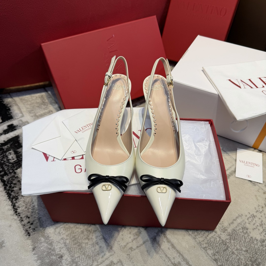 NO:707010,Top-notch purchasing agent. A new star in the popular Valentino family. The latest model on the market, good-looking and versatile, with a small bow on the heel design, ladylike yet capable. White, black and pink kitten heels of 8 cm. Super comfortable on the feet. Purchasing quality ~ no pressure in and out. Pointed toe + bow are sexy and cute. Shallow mouth design ~ can slightly expose the toe seam ~ narrow shoe shape ~ showing slender legs ~ just kick on and go out!  !  Gentle and elegant ~ Super white ~ Full of aura ~ Suitable for any noble occasion ~ Paired with skirts and trousers, super elegant. Exclusive original 1:1 custom-made imported mixed-breed sheep + imported cow patent leather for the upper [the bow is made of three layers of leather]. Imported mixed-breed sheep lining/foot pads. Exclusive original 1:1 mold for the outsole, custom-made Italian imported A-grade leather outsole + wood grain printing.  34～40 [34.40 customization, no questions asked, no return], high heels and sandals, valentino, sandals, high heels, skirts, Leather soles19860909代购顶尖级 华伦天奴爆款家族的一颗新星 最新上市的一款,好看又百搭,后跟带加小蝴蝶结设计淑女又不失干练气质.白色黑色和粉色小猫跟8厘米.上脚超级舒服. 代购品质～出入无压力 尖头+蝴蝶结性感又可爱 浅口设计～可以微微露脚趾缝～鞋型细窄～显腿细腿长～ 上脚随意一脚蹬就出门了！！ 温婉优雅～超级显白～气场十足～适合任何高贵场合～搭配裙子 裤子 超显气质 鞋面独家原版1:1定制进口混种羊+进口牛漆皮【蝴蝶结是三层皮叠加的】 内里/垫脚进口混种羊 大底独家原版1:1开模定制意大利进口A级真皮大底+木纹印刷 34～40【34.40定制无问题不退换】,高跟鞋凉鞋,valentino,sandals,high heels,skirts,Leather soles,Women's Shoes