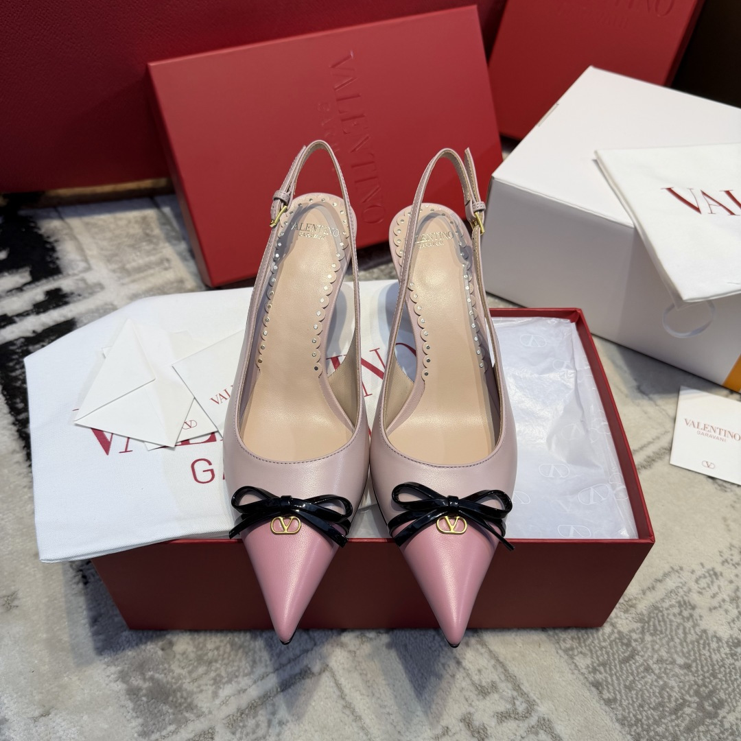 NO:707011,Top-notch purchasing agent. A new star in the popular Valentino family. The latest model on the market, good-looking and versatile, with a small bow on the heel design, ladylike yet capable. White, black and pink kitten heels of 8 cm. Super comfortable on the feet. Purchasing quality ~ no pressure in and out. Pointed toe + bow are sexy and cute. Shallow mouth design ~ can slightly expose the toe seam ~ narrow shoe shape ~ showing slender legs ~ just kick on and go out!  !  Gentle and elegant ~ Super white ~ Full of aura ~ Suitable for any noble occasion ~ Paired with skirts and trousers, super elegant. Exclusive original 1:1 custom-made imported mixed-breed sheep + imported cow patent leather for the upper [the bow is made of three layers of leather]. Imported mixed-breed sheep lining/foot pads. Exclusive original 1:1 mold for the outsole, custom-made Italian imported A-grade leather outsole + wood grain printing.  34～40 [34.40 customization, no questions asked, no return], high heels and sandals, valentino, sandals, high heels, skirts, Leather soles19860909代购顶尖级 华伦天奴爆款家族的一颗新星 最新上市的一款,好看又百搭,后跟带加小蝴蝶结设计淑女又不失干练气质.白色黑色和粉色小猫跟8厘米.上脚超级舒服. 代购品质～出入无压力 尖头+蝴蝶结性感又可爱 浅口设计～可以微微露脚趾缝～鞋型细窄～显腿细腿长～ 上脚随意一脚蹬就出门了！！ 温婉优雅～超级显白～气场十足～适合任何高贵场合～搭配裙子 裤子 超显气质 鞋面独家原版1:1定制进口混种羊+进口牛漆皮【蝴蝶结是三层皮叠加的】 内里/垫脚进口混种羊 大底独家原版1:1开模定制意大利进口A级真皮大底+木纹印刷 34～40【34.40定制无问题不退换】,高跟鞋凉鞋,valentino,sandals,high heels,skirts,Leather soles,Women's Shoes