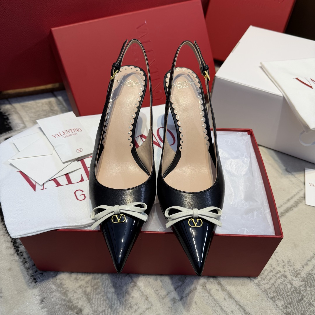 NO:706967,Top-notch purchasing agent. A new star in the popular Valentino family. The latest model on the market, good-looking and versatile, with a small bow on the heel design, ladylike yet capable. White, black and pink kitten heels of 8 cm. Super comfortable on the feet. Purchasing quality ~ no pressure in and out. Pointed toe + bow are sexy and cute. Shallow mouth design ~ can slightly expose the toe seam ~ narrow shoe shape ~ showing slender legs ~ just kick on and go out!  !  Gentle and elegant ~ Super white ~ Full of aura ~ Suitable for any noble occasion ~ Paired with skirts and trousers, super elegant. Exclusive original 1:1 custom-made imported mixed-breed sheep + imported cow patent leather for the upper [the bow is made of three layers of leather]. Imported mixed-breed sheep lining/foot pads. Exclusive original 1:1 mold for the outsole, custom-made Italian imported A-grade leather outsole + wood grain printing.  34～40 [34.40 customization, no questions asked, no return], high heels and sandals, valentino, sandals, high heels, skirts, Leather soles19860909代购顶尖级 华伦天奴爆款家族的一颗新星 最新上市的一款,好看又百搭,后跟带加小蝴蝶结设计淑女又不失干练气质.白色黑色和粉色小猫跟8厘米.上脚超级舒服. 代购品质～出入无压力 尖头+蝴蝶结性感又可爱 浅口设计～可以微微露脚趾缝～鞋型细窄～显腿细腿长～ 上脚随意一脚蹬就出门了！！ 温婉优雅～超级显白～气场十足～适合任何高贵场合～搭配裙子 裤子 超显气质 鞋面独家原版1:1定制进口混种羊+进口牛漆皮【蝴蝶结是三层皮叠加的】 内里/垫脚进口混种羊 大底独家原版1:1开模定制意大利进口A级真皮大底+木纹印刷 34～40【34.40定制无问题不退换】,高跟鞋凉鞋,valentino,sandals,high heels,skirts,Leather soles,Women's Shoes