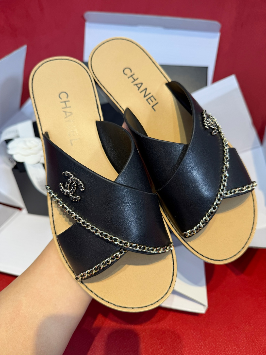 NO:722757,Purchasing agent level CHANEL | 26C early spring series chain cool flat slippers. The classic double C metal chain logo is very recognizable! ZP mold customization! Full of high-end sense! CHANEL hand-sewn chain drag, full-grain NAPPA calfskin + pure hand-sewn mark thread, hand-woven chain + zinc alloy buckle outsole  : Italian genuine leather outsole, imported genuine leather midsole, the midsole is first dug with holes for planes and straps, then reinforced with stitching after making the shoes, printed with dual effect trademarks, and finally polished edge color Zp mold customization double-layer combined leather outsole Size 35～40, slippers, chanel, slippers, cowhide, Leather soles19860909代购级别 CHANEL|26C早春系列链条凉平底拖鞋 经典双C金属链条Logo超有辨识度!zp开模定制!高级感十足! CHANEL 手工缝制链条拖 全粒面NAPPA小牛皮+纯手工缝制马克线,手工编织链条+锌合金扣子 大底 :意大利真皮大底,进口真皮中底,中底先挖飞机位和穿带孔,做好鞋子后再加固车线,印刷双效果商标,最后打磨处理边色 Zp开模定制双层组合真皮大底 Size35～40,拖鞋,chanel,slippers,cowhide,Leather soles,Women's Shoes