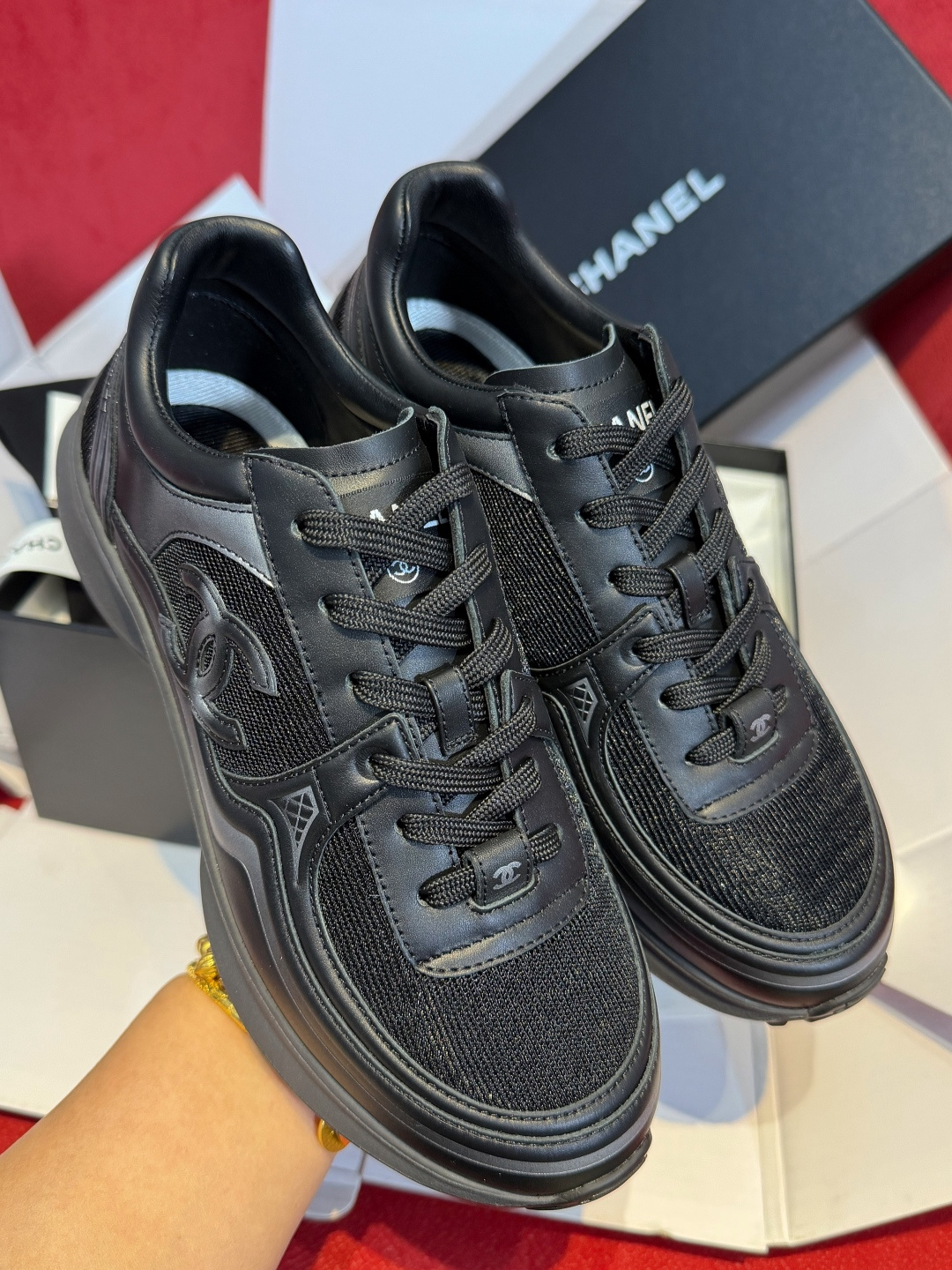 NO:722782,Chanel26C early spring vacation series sneakers made in Guangdong!  !  An early spring show model at the 26C counter and the hottest model out of stock in specialty stores, Chanel's white sneakers are one of the brand's classic items. They are loved by fashion people around the world for their elegance and comfort. They perfectly combine Chanel's iconic elements with sports and leisure style, with hollow designs on the sides and double CLogo on the toe or side of the shoe. The lines are smooth, very slim, versatile and comfortable. Xiaoxiang's latest model, the upgraded model of Silver Horn King.  The new 26C sports shoes break through the previous styles and have new changes in design!  !  Overall it is very refreshing and capable, yet fashionable and elegant!  The upper is supplied by customer Z:1 cowhide upper. The inner lining is provided by technical fabric for warmth and breathability. The outsole is original open-molded TPU combination outsole. The sole is thicker and more elastic, often with anti-slip teeth. Size35～40, casual shoes/sports shoes, chanel, chanel, alexander wang, sneakers, cowhide19860909莞产 Chanel26C早春度假系列运动鞋！！26C专柜早春秀款,专卖店断货王炸款,Chanel的白色运动鞋是品牌的经典单品之一,以其优雅与舒适兼备的特点,深受全球时尚人士的喜爱.它们完美融合了香奈儿的标志性元素与运动休闲风,侧面镂空设计,双CLogo在鞋头或鞋侧.线条流畅,非常显脚瘦,百搭且舒适. 小香最新款,银角大王升级款 26C新款运动鞋突破了之前的款式,设计上有了新的变化！！ 整体上非常清爽干练,却又时尚优雅！ 鞋面客供Z:1牛皮鞋面 内里客供科技面料保暖性透气性 大底原版开模TPU组合大底,鞋底更厚实有弹性,常有防滑齿纹 Size35～40,休闲鞋/运动鞋,chanel,chanel,alexander wang,sneakers,cowhide,Women's Shoes