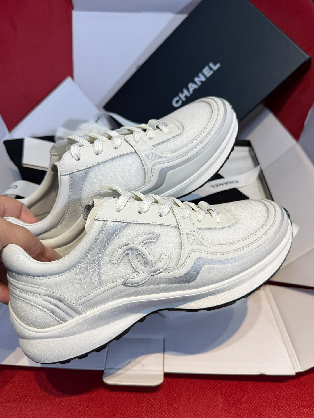 NO:722787,Chanel26C early spring vacation series sneakers made in Guangdong!  !  An early spring show model at the 26C counter and the hottest model out of stock in specialty stores, Chanel's white sneakers are one of the brand's classic items. They are loved by fashion people around the world for their elegance and comfort. They perfectly combine Chanel's iconic elements with sports and leisure style, with hollow designs on the sides and double CLogo on the toe or side of the shoe. The lines are smooth, very slim, versatile and comfortable. Xiaoxiang's latest model, the upgraded model of Silver Horn King.  The new 26C sports shoes break through the previous styles and have new changes in design!  !  Overall it is very refreshing and capable, yet fashionable and elegant!  The upper is supplied by customer Z:1 cowhide upper. The inner lining is provided by technical fabric for warmth and breathability. The outsole is original open-molded TPU combination outsole. The sole is thicker and more elastic, often with anti-slip teeth. Size35～40, casual shoes/sports shoes, chanel, chanel, alexander wang, sneakers, cowhide19860909莞产 Chanel26C早春度假系列运动鞋！！26C专柜早春秀款,专卖店断货王炸款,Chanel的白色运动鞋是品牌的经典单品之一,以其优雅与舒适兼备的特点,深受全球时尚人士的喜爱.它们完美融合了香奈儿的标志性元素与运动休闲风,侧面镂空设计,双CLogo在鞋头或鞋侧.线条流畅,非常显脚瘦,百搭且舒适. 小香最新款,银角大王升级款 26C新款运动鞋突破了之前的款式,设计上有了新的变化！！ 整体上非常清爽干练,却又时尚优雅！ 鞋面客供Z:1牛皮鞋面 内里客供科技面料保暖性透气性 大底原版开模TPU组合大底,鞋底更厚实有弹性,常有防滑齿纹 Size35～40,休闲鞋/运动鞋,chanel,chanel,alexander wang,sneakers,cowhide,Women's Shoes