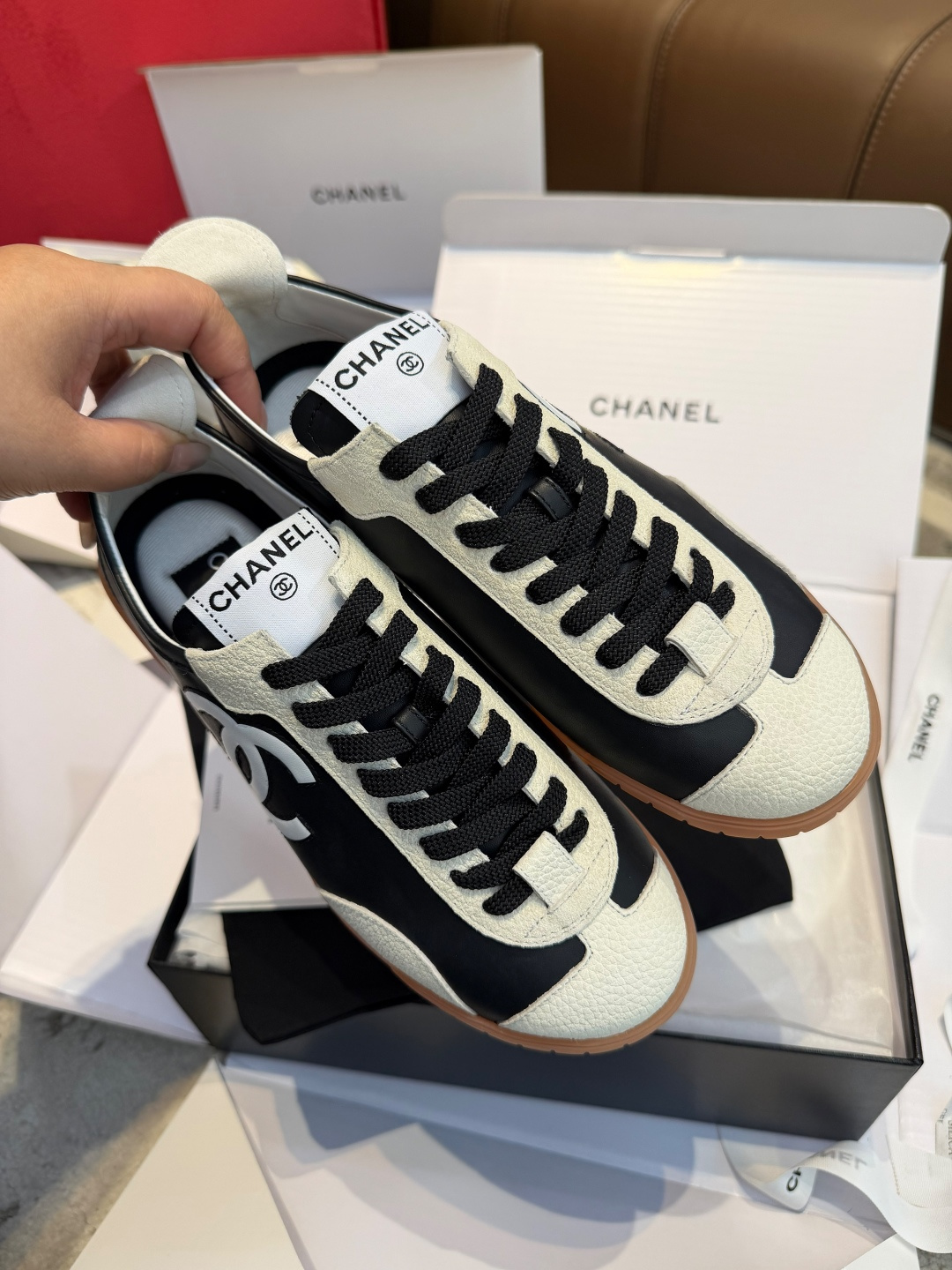 NO:722775,Made in Guangzhou, a batch will be released before the year, first come first served ~ Chanel 26p new release | Super popular Dexun shoes. This season's Dexun sneakers are easy to wear, so you can buy them with confidence. Dexun shoes are softer and better to wear than the 24 model!  !  !  The color scheme gives people an old-fashioned and trendy feeling. It can be worn all year round and is very versatile. It looks good in black and white and can be worn in sizes 35 to 40, casual shoes/sports shoes, chanel, and sneakers.19860909莞产 年前可出一批,先定先得～ 香奈儿26p上新|超火的德训鞋 这一季的德训运动鞋都好穿可以放心入,德训鞋比24那款更软更好穿！！！配色给人旧韵新髦的感觉一年四季都可以穿很百搭,黑白都很好看,可以都入 Size35～40,休闲鞋/运动鞋,chanel,sneakers,Women's Shoes