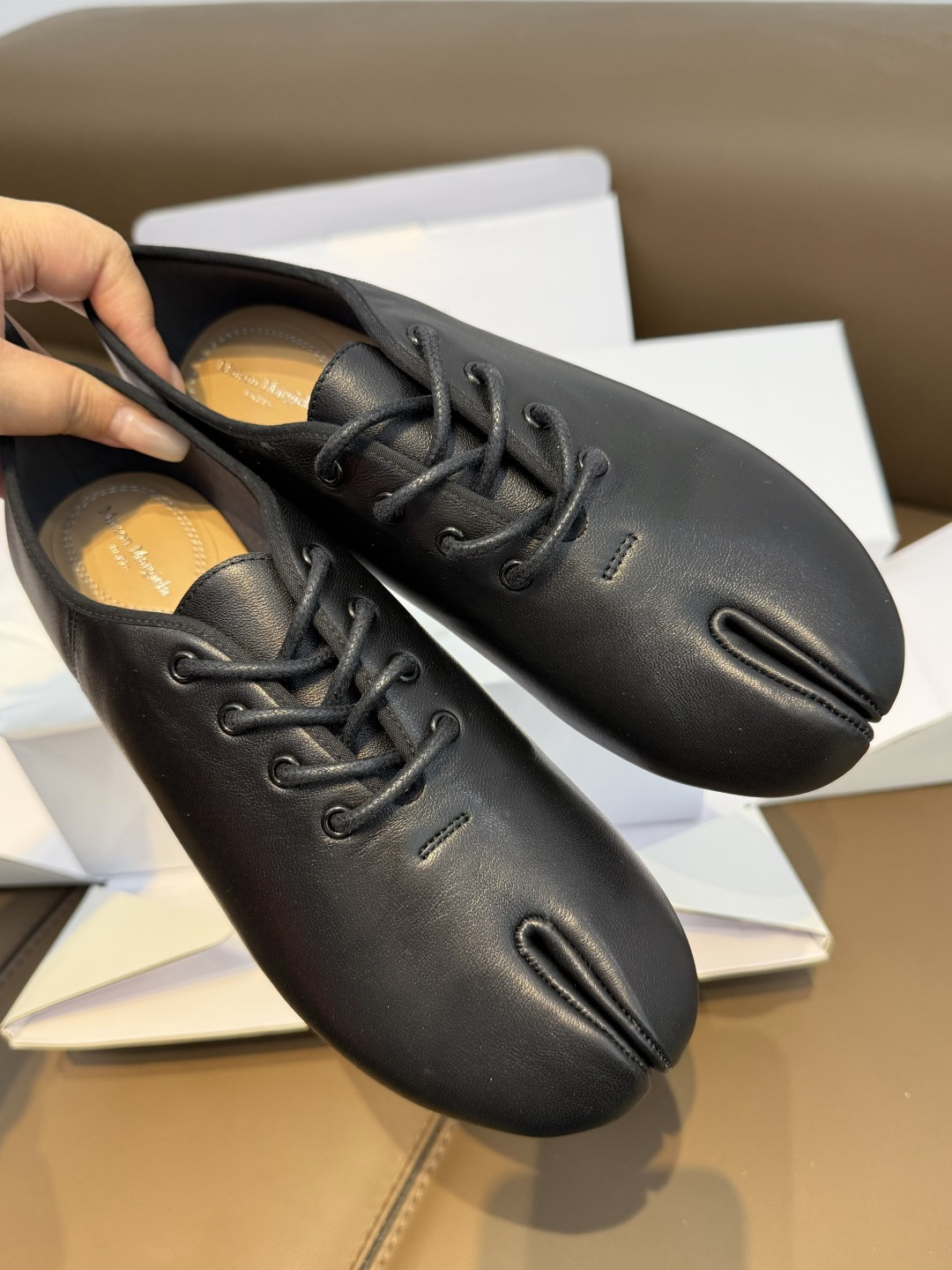 NO:722810,Made in Guangzhou, Maison Margiela MM6 2026 split-toe shoes. Popular in the celebrity circle, focusing on high-end versions of the Margiela tabi Mary Jane, so comfortable! I fell in love at first sight! Put it on, and you will become good in a second! It depends on how you match it, it can be salty or sweet! The super soft lambskin texture gives you a different wearing experience. Upper Soft full-grain sheepskin Lining Imported sheepskin lining Feet Imported sheepskin lining Midsole  Imported midsole outsole Italian imported split-toe genuine leather outsole Size35～40, split-toe shoes, masion margiela, masion margiela, mary jane, sheepskin, Leather soles19860909莞产 Maison Margiela MM6 2026 分趾单鞋. 火出明星圈,专注高版本 马吉拉tabi玛丽珍,真的太舒服了!一眼就爱上!穿上它,有木有一秒就变乖!看你怎么搭配,可咸可甜!超柔软的小羊皮质感给你不一样的穿着体验 鞋面 柔软全粒面羊皮 内里 进口羊皮里 垫脚 进口商品羊皮里 中底 进口中底 大底 意大利进口分趾真皮大底 Size35～40,分趾鞋,masion margiela,masion margiela,mary jane,sheepskin,Leather soles,Women's Shoes