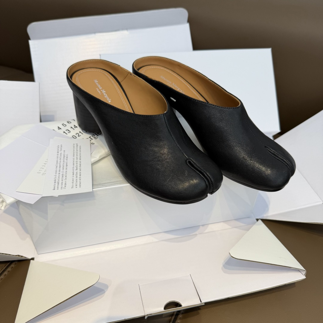 NO:722790,Made in Dongguan, Maison Margiela MM6 2026 high-heeled shoes. Popular in the celebrity circle, focusing on high-end versions of Margiela tabi Mary Jane, so comfortable! Fall in love at first sight! Put it on, you will become good in a second! It depends on how you match it, it can be salty or sweet! The super soft lambskin texture gives you a different wearing experience. Upper Soft full-grain sheepskin Lining Imported sheepskin lining Feet Imported sheepskin lining Midsole  Imported midsole outsole Italian imported split-toe genuine leather outsole Size35～40, split-toe shoes, masion margiela, masion margiela, mary jane, sheepskin, Leather soles19860909莞产 Maison Margiela MM6 2026 高跟单鞋. 火出明星圈,专注高版本 马吉拉tabi玛丽珍,真的太舒服了!一眼就爱上!穿上它,有木有一秒就变乖!看你怎么搭配,可咸可甜!超柔软的小羊皮质感给你不一样的穿着体验 鞋面 柔软全粒面羊皮 内里 进口羊皮里 垫脚 进口商品羊皮里 中底 进口中底 大底 意大利进口分趾真皮大底 Size35～40,分趾鞋,masion margiela,masion margiela,mary jane,sheepskin,Leather soles,Women's Shoes