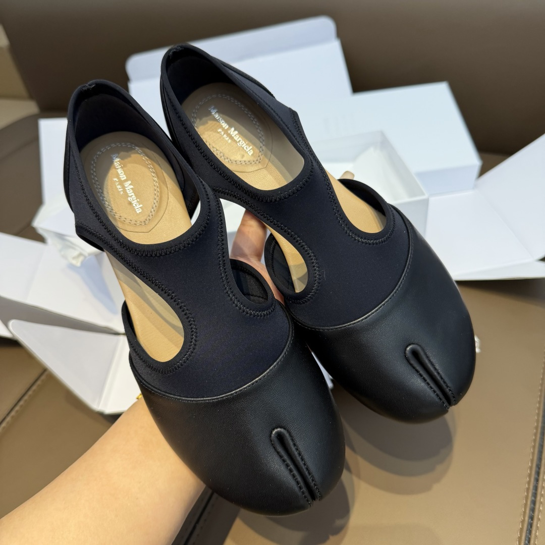 NO:722773,Made in Guangdong, Maison Margiela MM6 2026 stretch fabric shoes. Popular in the celebrity circle, focusing on high-end versions of Margiela tabi Mary Jane, so comfortable! Fall in love at first sight! Put it on, you will become good in a second! It depends on how you match it, it can be salty or sweet! The super soft lambskin texture gives you a different wearing experience. Upper Soft full-grain sheepskin Lining Imported sheepskin lining Feet Imported sheepskin lining Midsole  Imported midsole outsole Italian imported split-toe genuine leather outsole Size35～40, split-toe shoes, masion margiela, masion margiela, mary jane, sheepskin, Leather soles19860909莞产 Maison Margiela MM6 2026 弹力布单鞋. 火出明星圈,专注高版本 马吉拉tabi玛丽珍,真的太舒服了!一眼就爱上!穿上它,有木有一秒就变乖!看你怎么搭配,可咸可甜!超柔软的小羊皮质感给你不一样的穿着体验 鞋面 柔软全粒面羊皮 内里 进口羊皮里 垫脚 进口商品羊皮里 中底 进口中底 大底 意大利进口分趾真皮大底 Size35～40,分趾鞋,masion margiela,masion margiela,mary jane,sheepskin,Leather soles,Women's Shoes