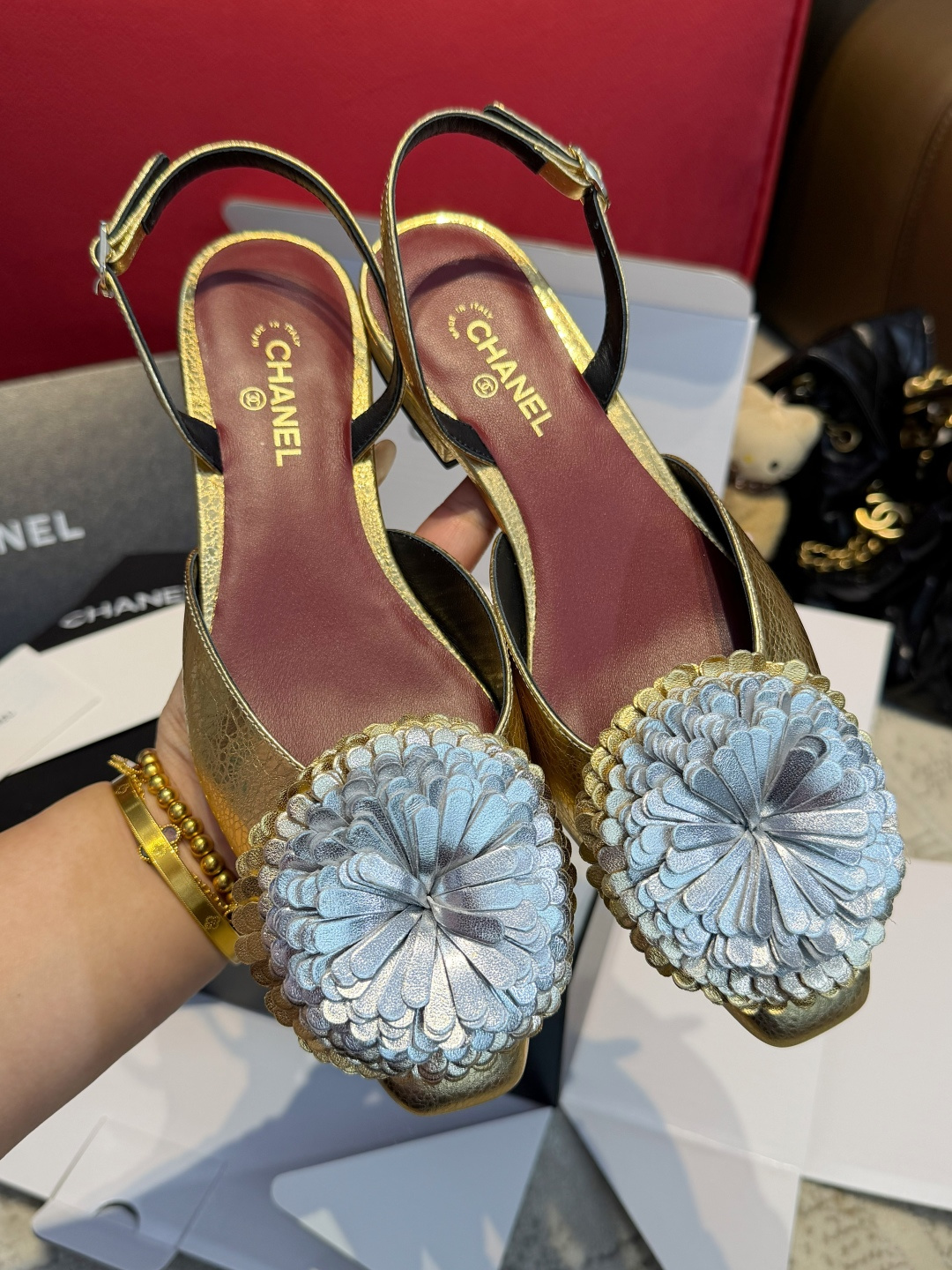 NO:901207,Chanel26X’s beautiful shoes from Wanduan hit my mark at first glance. The slingbacks are more comfortable than ballet shoes. The glittering gold shoes are so beautiful on your feet~ The camellias are so beautiful~ The golden flower Mary Jane is also so sparkly!  The three-dimensional flower decoration is super exquisite, and the square toe design is very retro. You will instantly feel like a rich girl on your feet. Wear it to events or dates, and it will keep you coming back. The upper is made of golden cracked cowhide, with silver metal camellia decoration, which is full of luxury. Square toe + back trip strap design, flat bottom and low heel, both elegance and comfort. It is a popular style in the 2026 early spring series. The lining is red imported sheepskin. ZP private model custom-made imported leather outsole  Size35～40,sandals,chanel,sandals,mary jane,cowhide,sheepskin,Leather soles19860909莞产 Chanel26X的美丽鞋子一眼击中,slingback比芭蕾舞鞋更舒适跟脚 金闪闪的鞋子穿上脚真的太美腻啦～ 山茶花太美了～金色花朵玛丽珍也太闪了吧！立体花朵装饰超精致,方头设计很复古,上脚感觉自己瞬间变成富家千金,出席活动或者约会穿,回头率直接拉满 鞋面为金色裂纹牛皮、搭配银色金属山茶花装饰,华丽感十足 方头+后绊带设计,平底低跟,兼顾优雅与舒适,属于2026早春系列的热门款式 内里垫脚红色进口羊皮 Zp私模定制进口真皮大底 Size35～40,凉鞋单鞋,chanel,sandals,mary jane,cowhide,sheepskin,Leather soles,Women's Shoes