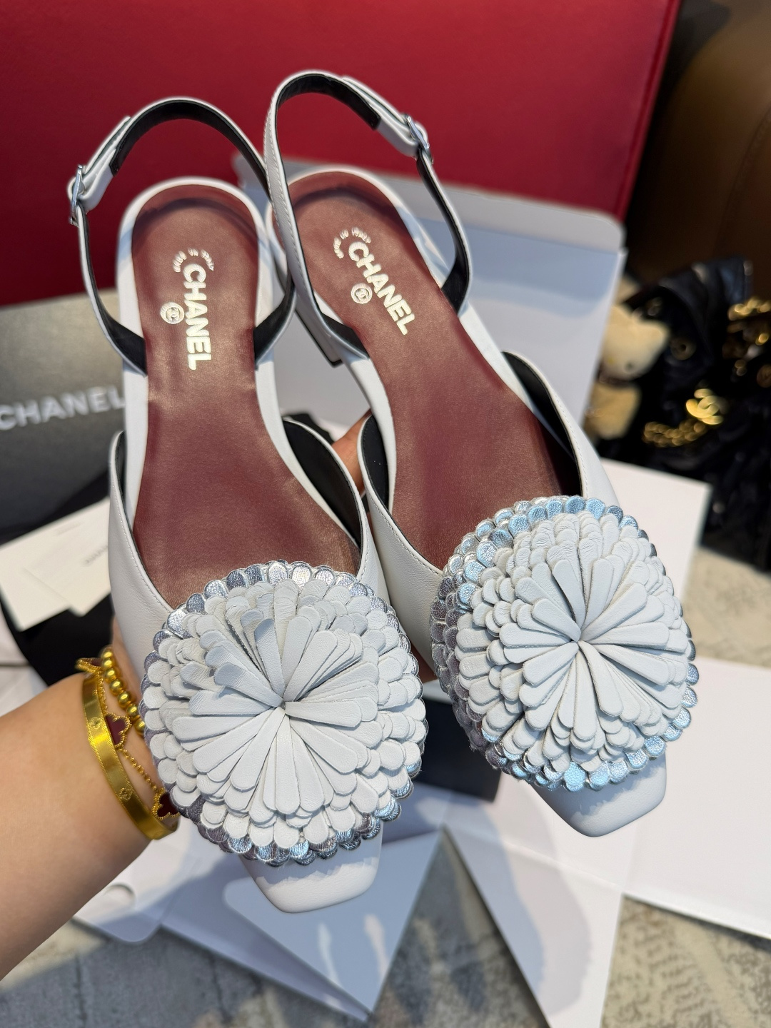 NO:901213,Chanel26X’s beautiful shoes from Wanduan hit my mark at first glance. The slingbacks are more comfortable than ballet shoes. The glittering gold shoes are so beautiful on your feet~ The camellias are so beautiful~ The golden flower Mary Jane is also so sparkly!  The three-dimensional flower decoration is super exquisite, and the square toe design is very retro. You will instantly feel like a rich girl on your feet. Wear it to events or dates, and it will keep you coming back. The upper is made of imported calfskin, with silver metal camellia decoration, which is full of gorgeousness. Square toe + back trip strap design, flat bottom and low heel, both elegance and comfort. It is a popular style in the 2026 early spring series. The inner foot pad is red imported sheepskin. ZP private model custom-made imported leather outsole  Size35～40,sandals,chanel,sandals,mary jane,cowhide,sheepskin,Leather soles19860909莞产 Chanel26X的美丽鞋子一眼击中,slingback比芭蕾舞鞋更舒适跟脚 金闪闪的鞋子穿上脚真的太美腻啦～ 山茶花太美了～金色花朵玛丽珍也太闪了吧！立体花朵装饰超精致,方头设计很复古,上脚感觉自己瞬间变成富家千金,出席活动或者约会穿,回头率直接拉满 鞋面为进口小牛皮、搭配银色金属山茶花装饰,华丽感十足 方头+后绊带设计,平底低跟,兼顾优雅与舒适,属于2026早春系列的热门款式 内里垫脚红色进口羊皮 Zp私模定制进口真皮大底 Size35～40,凉鞋单鞋,chanel,sandals,mary jane,cowhide,sheepskin,Leather soles,Women's Shoes