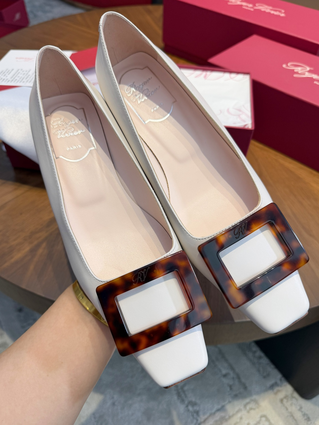 NO:901253,White fetal cow【Roger Vivier】exclusive fully handmade top-level customization. Added RV 2.5cm fully handmade customization!  Classic presentation of palace-level quality!  It is definitely not an ordinary market currency!  It can be called 'The Perfect Product' Roger Vivier's classic among classics!  A beautiful shoe that is truly worth collecting!  No pressure to get in and out of ZG! The upper is imported fetal cow from Italy/imported enamel buckle, the lining is imported crystal lambskin from Italy, the outsole is genuine leather sole imported from Italy, size: 35～40, regular size (40 non-refundable), sandals, single shoes, roger vivor, sandals, sheepskin19860909白色胎牛【Roger Vivier】独家全手工顶级定制 新增RV 2.5cm全手工定制！经典呈现殿堂级品质！ 绝非一般的市场流通货！堪称《完美产物》Roger Vivier 经典中的经典！真正值得珍藏的一款美鞋！ 出入ZG无压力! 鞋面意大利进口胎牛/进口珐琅扣 内里意大利进口水晶小羊皮 大底意大利进口真皮底 size:35～40 正码(40不退换),凉鞋单鞋,roger vivier,sandals,sheepskin,Women's Shoes