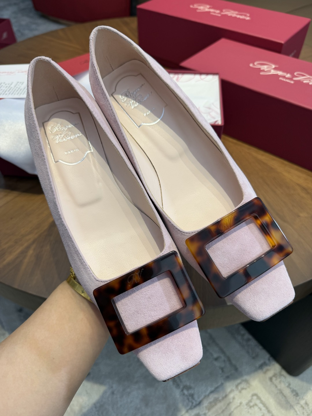NO:901256,Made in Wanguan [Roger Vivier] Exclusive fully handmade top-level customization. Added RV 2.5cm fully handmade customization!  Classic presentation of palace-level quality!  It is definitely not an ordinary market currency!  It can be called 'The Perfect Product' Roger Vivier's classic among classics!  A beautiful shoe that is truly worth collecting!  No pressure to get in and out of ZG! The upper is imported fetal cow from Italy/imported enamel buckle, the lining is imported crystal lambskin from Italy, the outsole is genuine leather sole imported from Italy, size: 35～40, regular size (40 non-refundable), sandals, single shoes, roger vivor, sandals, sheepskin19860909莞产【Roger Vivier】独家全手工顶级定制 新增RV 2.5cm全手工定制！经典呈现殿堂级品质！ 绝非一般的市场流通货！堪称《完美产物》Roger Vivier 经典中的经典！真正值得珍藏的一款美鞋！ 出入ZG无压力! 鞋面意大利进口胎牛/进口珐琅扣 内里意大利进口水晶小羊皮 大底意大利进口真皮底 size:35～40 正码(40不退换),凉鞋单鞋,roger vivier,sandals,sheepskin,Women's Shoes