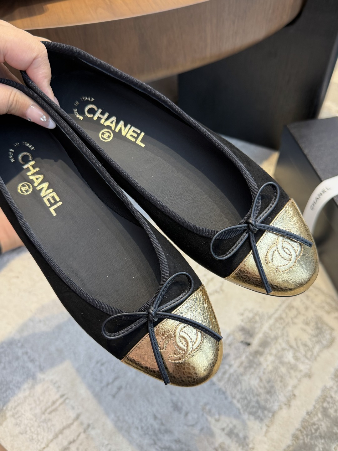 NO:901252,The black and gold color-blocked ballet flats of CHANEL267ss produced in Guangdong are also a special color version of the brand's classic ballet shoes. The classic ballet shoe silhouette has a round toe shallow mouth + bow design, which is the iconic element of the brand's ballet shoes, with an elegant and retro temperament. The black and gold contrast design shoe body is made of black suede material, and the toe is made of metallic gold leather with an embroidered double C logo. It not only retains the classic recognition, but also has more personality than the regular model.  The comfortable flat structure and low flat heel design take into account the practicality of daily walking. It is suitable for pairing with jeans and skirts. It is a versatile 'lazy person's elegant artifact'. The interior is also made of benzene-dyed sheepskin, which is comfortable and breathable. The logo embossing is also an exclusive mold customization. The outsole is made of Italian genuine leather, which must be maintained when wearing. Size 35～40 (standard size), single shoes, chanel, flats, skirts, jeans, sheepskin, Leather soles19860909莞产 香奶奶CHANEL267ss的黑金拼色芭蕾舞平底鞋,也是品牌的经典款芭蕾鞋的特殊配色版本 经典芭蕾鞋轮廓圆头浅口+蝴蝶结设计,是品牌芭蕾鞋的标志性元素,自带优雅复古的气质 黑金撞色设计鞋身采用黑色绒面材质,鞋头是 金属质感的金色皮革,搭配刺绣双C标识,既保留了经典的辨识度,又比常规款更有个性 舒适平底结构低平跟设计,兼顾了日常行走的 实用性,搭配牛仔裤,裙子都很适配,是百搭的'懒人优雅神器' 内里也采用苯染羊皮,舒适度与透气度也是达到 logo压印也是独家开模定制 大底采用意大利真皮大底,穿着必须保养 size35～40（标准码）,单鞋,chanel,flats,skirts,jeans,sheepskin,Leather soles,Women's Shoes