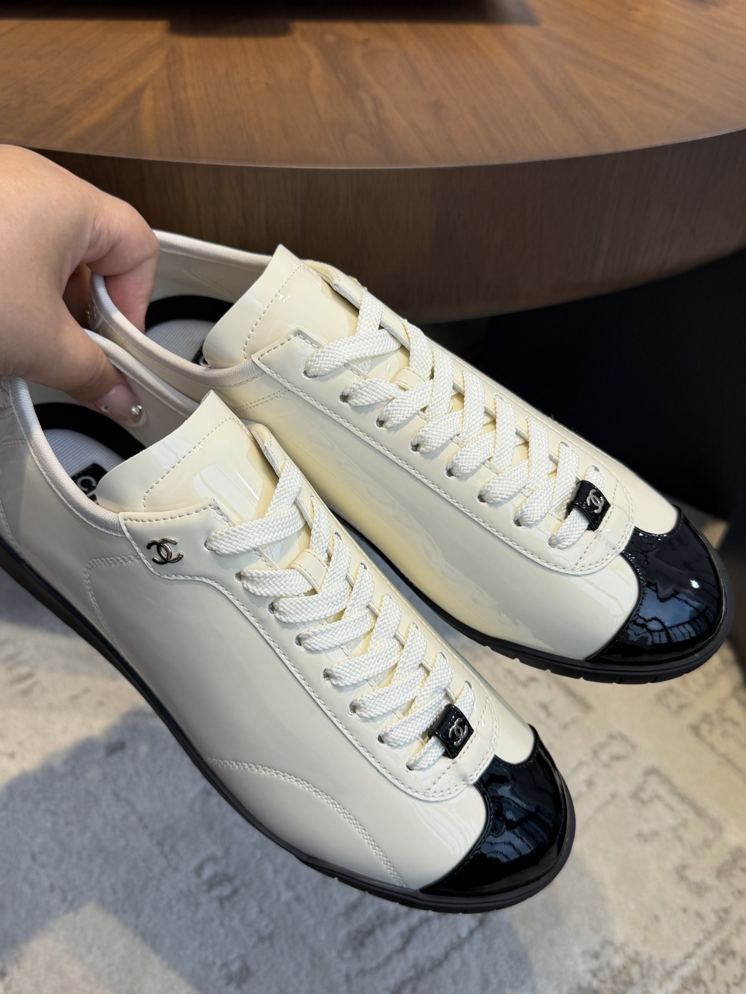 NO:815920,Made in Guangzhou, Chanel 26ss spring and summer new white lacquered black sole moral training shoes. Purchase authentic products and develop them one to one. Purchasing-level quality. Simple and versatile ~ very comfortable ~ looks great with jeans. Upper cowhide lacquered film + superfiber lamination. Lining mixed-breed sheep full-grain lining. Foot mold embossed combination insole. Outsole rubber mold bottom.  Size: 35～40 (standard size), casual shoes/sports shoes, chanel, sneakers, jeans, cowhide19860909莞产 Chanel 26ss春夏新款白漆黑底德训鞋 购入正品一比一定制开发 代购级别品质 简单百搭～舒适感极好～搭配牛仔裤超好看 鞋面牛皮淋漆覆膜+超纤贴合 内里混种羊全粒面内里 垫脚模具压花组合鞋垫 大底橡胶模具底 码数:35～40（标准码）,休闲鞋/运动鞋,chanel,sneakers,jeans,cowhide,Women's Shoes