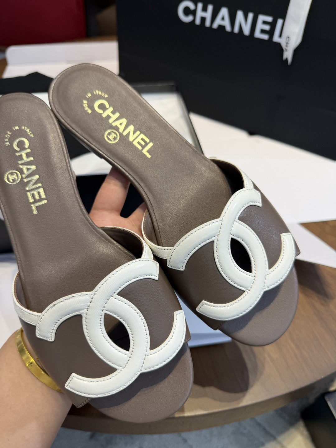 NO:888675,Made in Wanguan, new colors are inserted | Chanel Double C Sandals. Gray upper + classic Double C, clean and noble~ The square toe design modifies the foot shape, and the soft sole is so comfortable that you want to weld it on your feet. It can be elegant and elegant for commuting, dating, and vacation. It is the French exquisite item that 'never goes out of style' in your shoe cabinet!  In the early spring of 26ss, the new double-logo flat flip flops from the Chane*I counter will be shipped soon. The style is really retro and fashionable and is so versatile that it is definitely a must-have item for everyone this year!  Purchasing authentic products and developing perfect replicas. Exquisite workmanship! The LOGO is pressed with a custom molded abrasive tool. The upper is full-grain imported sheepskin. The lining + the foot pads are sheepskin lining. The outsole is made of genuine leather imported from Italy. The size is 35 to 40. Slippers, chanel, chanel, slippers, sheepskin, Leather soles19860909莞产 插播新色 ｜香奈儿双C凉拖 灰色鞋面+经典双C,干净又显贵气～ 方头设计修饰脚型,软底舒适到想焊在脚上 通勤、约会、度假都能hold住优雅又显气质 是鞋柜里那件「永不过时」的法式精致单品！ 26ss早春Chane*I专柜新款双Clogo平底拖即将 出货真的复古又时髦的款式百搭到不行绝对是 今年人手必入的单品！正品购入开发完美复刻 做工精致!LOGO为定制开模磨具压制 鞋面全粒面进口羊皮 内里+垫脚羊皮里 大底意大利进口真皮大底 码数35～40,拖鞋,chanel,chanel,slippers,sheepskin,Leather soles,Women's Shoes
