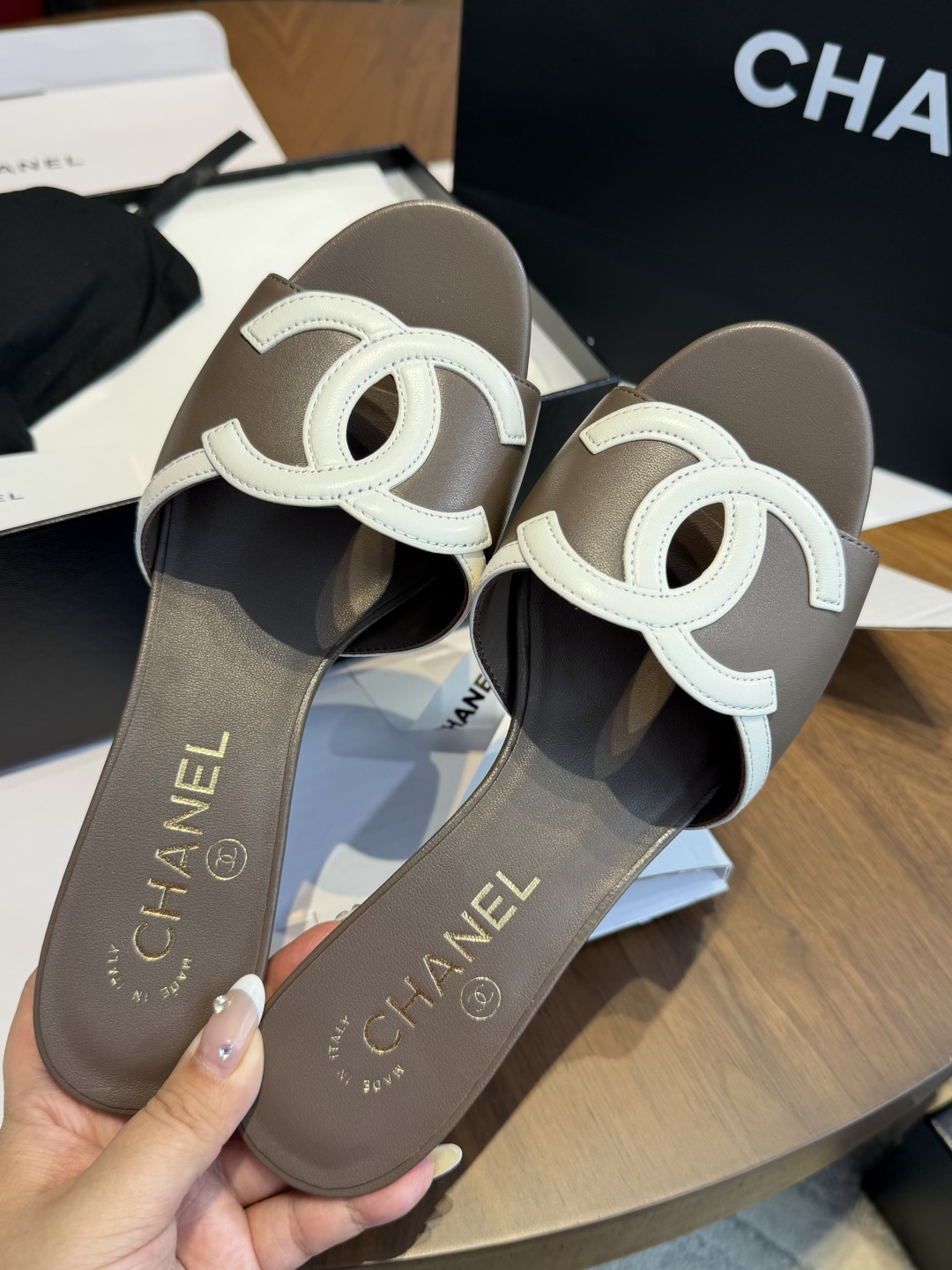 NO:888695,Made in Wanguan, new colors are inserted | Chanel Double C Sandals. Gray upper + classic Double C, clean and noble~ The square toe design modifies the foot shape, and the soft sole is so comfortable that you want to weld it on your feet. It can be elegant and elegant for commuting, dating, and vacation. It is the French exquisite item that 'never goes out of style' in your shoe cabinet!  In the early spring of 26ss, the new double-logo flat flip flops from the Chane*I counter will be shipped soon. The style is really retro and fashionable and is so versatile that it is definitely a must-have item for everyone this year!  Purchasing authentic products and developing perfect replicas. Exquisite workmanship! The LOGO is pressed with a custom molded abrasive tool. The upper is full-grain imported sheepskin. The lining + the foot pads are sheepskin lining. The outsole is made of genuine leather imported from Italy. The size is 35 to 40. Slippers, chanel, chanel, slippers, sheepskin, Leather soles19860909莞产 插播新色 ｜香奈儿双C凉拖 灰色鞋面+经典双C,干净又显贵气～ 方头设计修饰脚型,软底舒适到想焊在脚上 通勤、约会、度假都能hold住优雅又显气质 是鞋柜里那件「永不过时」的法式精致单品！ 26ss早春Chane*I专柜新款双Clogo平底拖即将 出货真的复古又时髦的款式百搭到不行绝对是 今年人手必入的单品！正品购入开发完美复刻 做工精致!LOGO为定制开模磨具压制 鞋面全粒面进口羊皮 内里+垫脚羊皮里 大底意大利进口真皮大底 码数35～40,拖鞋,chanel,chanel,slippers,sheepskin,Leather soles,Women's Shoes