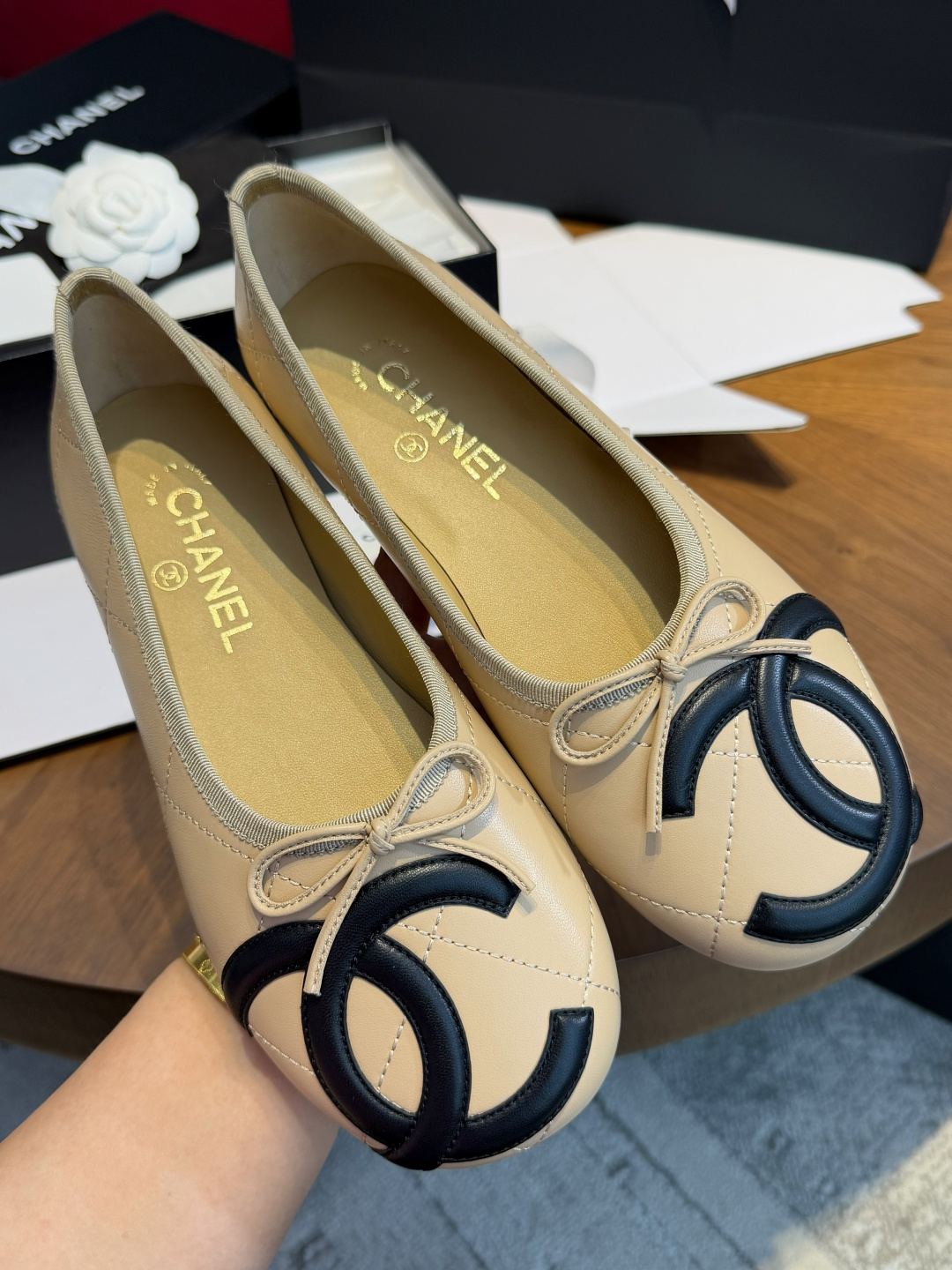 NO:888577,Made in Wanguan, Chanel 26COCO | Kangpeng shoes are back! 4 colors are a must-have for the first launch! Who knows, Chanel 26CocoPeach series is new. The Kangpeng shoes that have been waiting for N years are finally back!! The first 4 colors are white/red/beige/black, classic double C + retro round toe + soft and waxy lambskin  The French style on the feet is lazy, versatile and not picky, and you will not be tired when you run wild. White feet are gentle and clean | red is eye-catching and white and beige has a noble temperament | black is classic and versatile. Retro party/commuting party/sweet girl party can just rush to 26Cocobeach with eyes closed. Wait a few years! The core design highlight is the iconic large pair of CLogo. The super large contrasting double C logo on the toe is its most eye-catching feature  Square, low-key design that is different from regular models, instantly recognizable, with a retro and fashionable aura. Classic diamond quilted bow. The body of the shoe is made of Chanel's iconic diamond quilted lambskin material, with a small bow on the toe, which perfectly restores the gentleness and elegance of ballet shoes. At the same time, the lambskin material also ensures softness and comfort. Multi-color contrasting options  The picture shows a variety of colors, including classic black and white, beige black, burgundy + light blue contrasting colors, off-white + black, etc., which can be adapted to different styles of wear, whether it is daily commuting or dating. Size 35～40, single shoes, chanel, sheepskin19860909莞产 香奈儿26COCO|康鹏鞋回归!4色首发必冲! 谁懂啊香奈儿26CocoPeach系列上新 等了N年的康鹏鞋终于回归!! 首发直接4个王炸色白/红/米/黑经典双C+复古圆头+软糯小羊皮 上脚法式慵懒,百搭不挑人,暴走不累脚白色温柔干净|红色吸睛显白米色气质显贵|黑色经典百搭 复古党/通勤党/甜妹党直接闭眼冲26Cocobeach 过再等几年! 核心设计亮点标志性大双CLogo 鞋头的超大撞色双C标识是它最吸睛的 方,区别于常规款的低调设计,辨识度直接拉满,自带复古又时髦的气场 经典菱格绗缝 蝴蝶结 鞋身采用香奈儿标志性的菱格绗缝小羊皮材质,搭配鞋头的小蝴蝶结,完美还原了芭蕾舞鞋的温柔优雅,同时小羊皮材质也保证了穿着的柔软舒适 多色撞色选择 图中展示了多种配色,包括经典的黑白,米黑,还有酒红+浅蓝撞色,米白+黑等,能适配不同风格的穿搭,不管是日常通勤还是约会都能hold住 山 Size35～40,单鞋,chanel,sheepskin,Women's Shoes