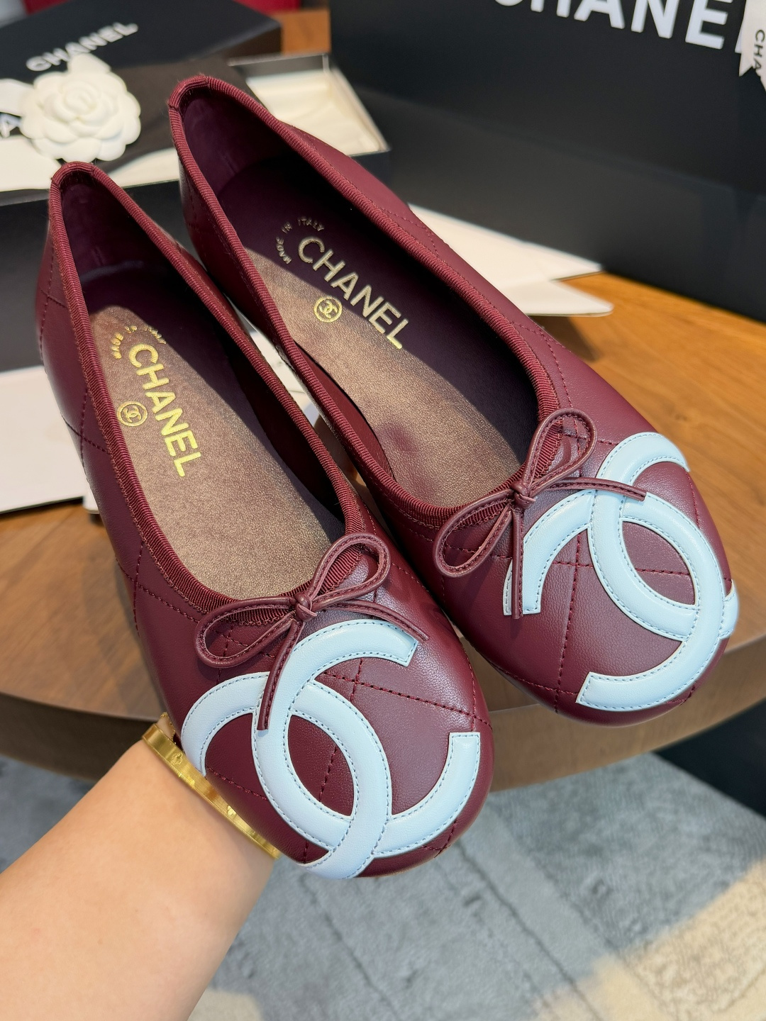 NO:888557,Made in Wanguan, Chanel 26COCO | Kangpeng shoes are back! 4 colors are a must-have for the first launch! Who knows, Chanel 26CocoPeach series is new. The Kangpeng shoes that have been waiting for N years are finally back!! The first 4 colors are white/red/beige/black, classic double C + retro round toe + soft and waxy lambskin  The French style on the feet is lazy, versatile and not picky, and you will not be tired when you run wild. White feet are gentle and clean | red is eye-catching and white and beige has a noble temperament | black is classic and versatile. Retro party/commuting party/sweet girl party can just rush to 26Cocobeach with eyes closed. Wait a few years! The core design highlight is the iconic large pair of CLogo. The super large contrasting double C logo on the toe is its most eye-catching feature  Square, low-key design that is different from regular models, instantly recognizable, with a retro and fashionable aura. Classic diamond quilted bow. The body of the shoe is made of Chanel's iconic diamond quilted lambskin material, with a small bow on the toe, which perfectly restores the gentleness and elegance of ballet shoes. At the same time, the lambskin material also ensures softness and comfort. Multi-color contrasting options  The picture shows a variety of colors, including classic black and white, beige black, burgundy + light blue contrasting colors, off-white + black, etc., which can be adapted to different styles of wear, whether it is daily commuting or dating. Size 35～40, single shoes, chanel, sheepskin19860909莞产 香奈儿26COCO|康鹏鞋回归!4色首发必冲! 谁懂啊香奈儿26CocoPeach系列上新 等了N年的康鹏鞋终于回归!! 首发直接4个王炸色白/红/米/黑经典双C+复古圆头+软糯小羊皮 上脚法式慵懒,百搭不挑人,暴走不累脚白色温柔干净|红色吸睛显白米色气质显贵|黑色经典百搭 复古党/通勤党/甜妹党直接闭眼冲26Cocobeach 过再等几年! 核心设计亮点标志性大双CLogo 鞋头的超大撞色双C标识是它最吸睛的 方,区别于常规款的低调设计,辨识度直接拉满,自带复古又时髦的气场 经典菱格绗缝 蝴蝶结 鞋身采用香奈儿标志性的菱格绗缝小羊皮材质,搭配鞋头的小蝴蝶结,完美还原了芭蕾舞鞋的温柔优雅,同时小羊皮材质也保证了穿着的柔软舒适 多色撞色选择 图中展示了多种配色,包括经典的黑白,米黑,还有酒红+浅蓝撞色,米白+黑等,能适配不同风格的穿搭,不管是日常通勤还是约会都能hold住 山 Size35～40,单鞋,chanel,sheepskin,Women's Shoes