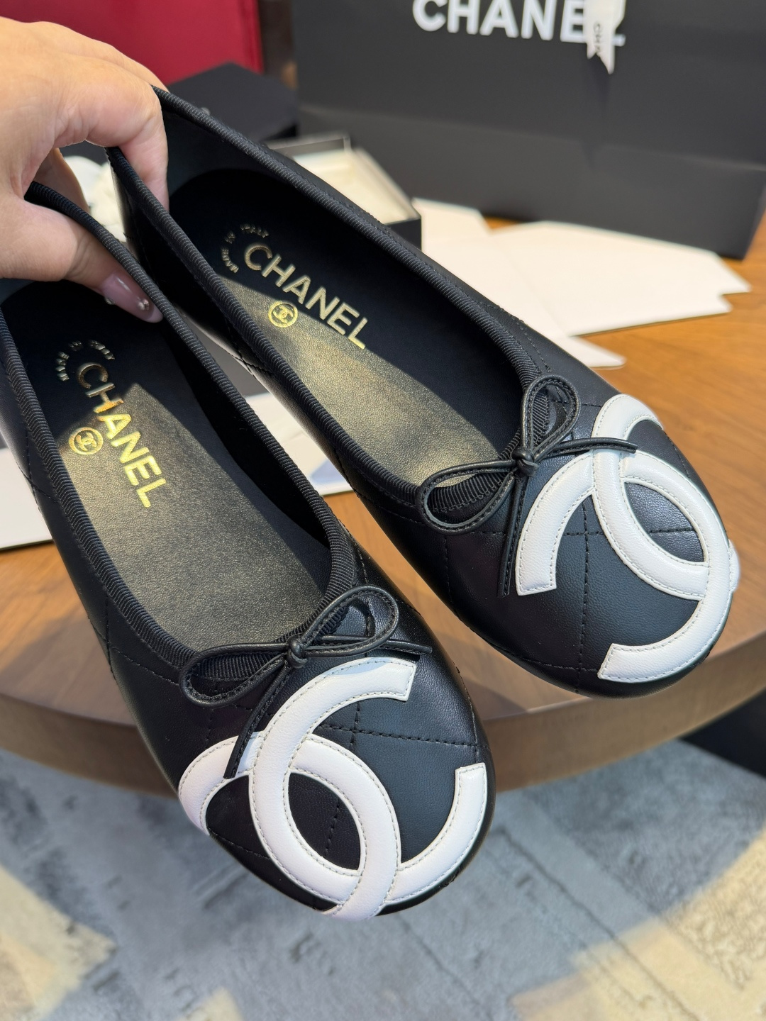 NO:888630,Made in Wanguan, Chanel 26COCO | Kangpeng shoes are back! 4 colors are a must-have for the first launch! Who knows, Chanel 26CocoPeach series is new. The Kangpeng shoes that have been waiting for N years are finally back!! The first 4 colors are white/red/beige/black, classic double C + retro round toe + soft and waxy lambskin  The French style on the feet is lazy, versatile and not picky, and you will not be tired when you run wild. White feet are gentle and clean | red is eye-catching and white and beige has a noble temperament | black is classic and versatile. Retro party/commuting party/sweet girl party can just rush to 26Cocobeach with eyes closed. Wait a few years! The core design highlight is the iconic large pair of CLogo. The super large contrasting double C logo on the toe is its most eye-catching feature  Square, low-key design that is different from regular models, instantly recognizable, with a retro and fashionable aura. Classic diamond quilted bow. The body of the shoe is made of Chanel's iconic diamond quilted lambskin material, with a small bow on the toe, which perfectly restores the gentleness and elegance of ballet shoes. At the same time, the lambskin material also ensures softness and comfort. Multi-color contrasting options  The picture shows a variety of colors, including classic black and white, beige black, burgundy + light blue contrasting colors, off-white + black, etc., which can be adapted to different styles of wear, whether it is daily commuting or dating. Size 35～40, single shoes, chanel, sheepskin19860909莞产 香奈儿26COCO|康鹏鞋回归!4色首发必冲! 谁懂啊香奈儿26CocoPeach系列上新 等了N年的康鹏鞋终于回归!! 首发直接4个王炸色白/红/米/黑经典双C+复古圆头+软糯小羊皮 上脚法式慵懒,百搭不挑人,暴走不累脚白色温柔干净|红色吸睛显白米色气质显贵|黑色经典百搭 复古党/通勤党/甜妹党直接闭眼冲26Cocobeach 过再等几年! 核心设计亮点标志性大双CLogo 鞋头的超大撞色双C标识是它最吸睛的 方,区别于常规款的低调设计,辨识度直接拉满,自带复古又时髦的气场 经典菱格绗缝 蝴蝶结 鞋身采用香奈儿标志性的菱格绗缝小羊皮材质,搭配鞋头的小蝴蝶结,完美还原了芭蕾舞鞋的温柔优雅,同时小羊皮材质也保证了穿着的柔软舒适 多色撞色选择 图中展示了多种配色,包括经典的黑白,米黑,还有酒红+浅蓝撞色,米白+黑等,能适配不同风格的穿搭,不管是日常通勤还是约会都能hold住 山 Size35～40,单鞋,chanel,sheepskin,Women's Shoes